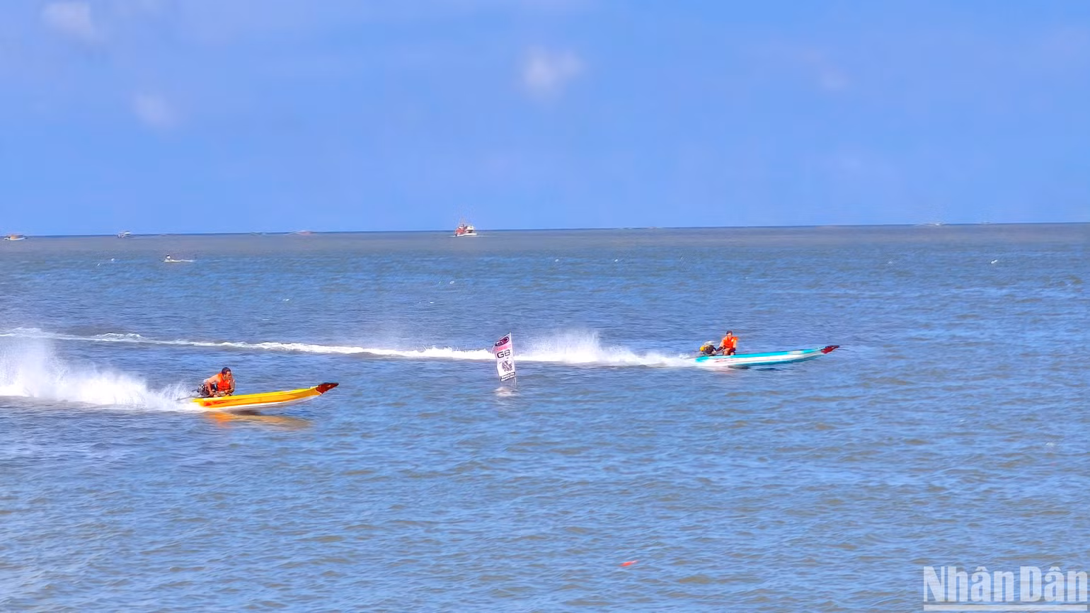 Những chiếc vỏ lãi gắn động cơ lướt nhanh trên mặt nước không thua gì những chiếc ca nô công suất cao. Những chiếc vỏ lãi gắn động cơ lướt nhanh trên mặt nước không thua gì những chiếc ca nô công suất cao.