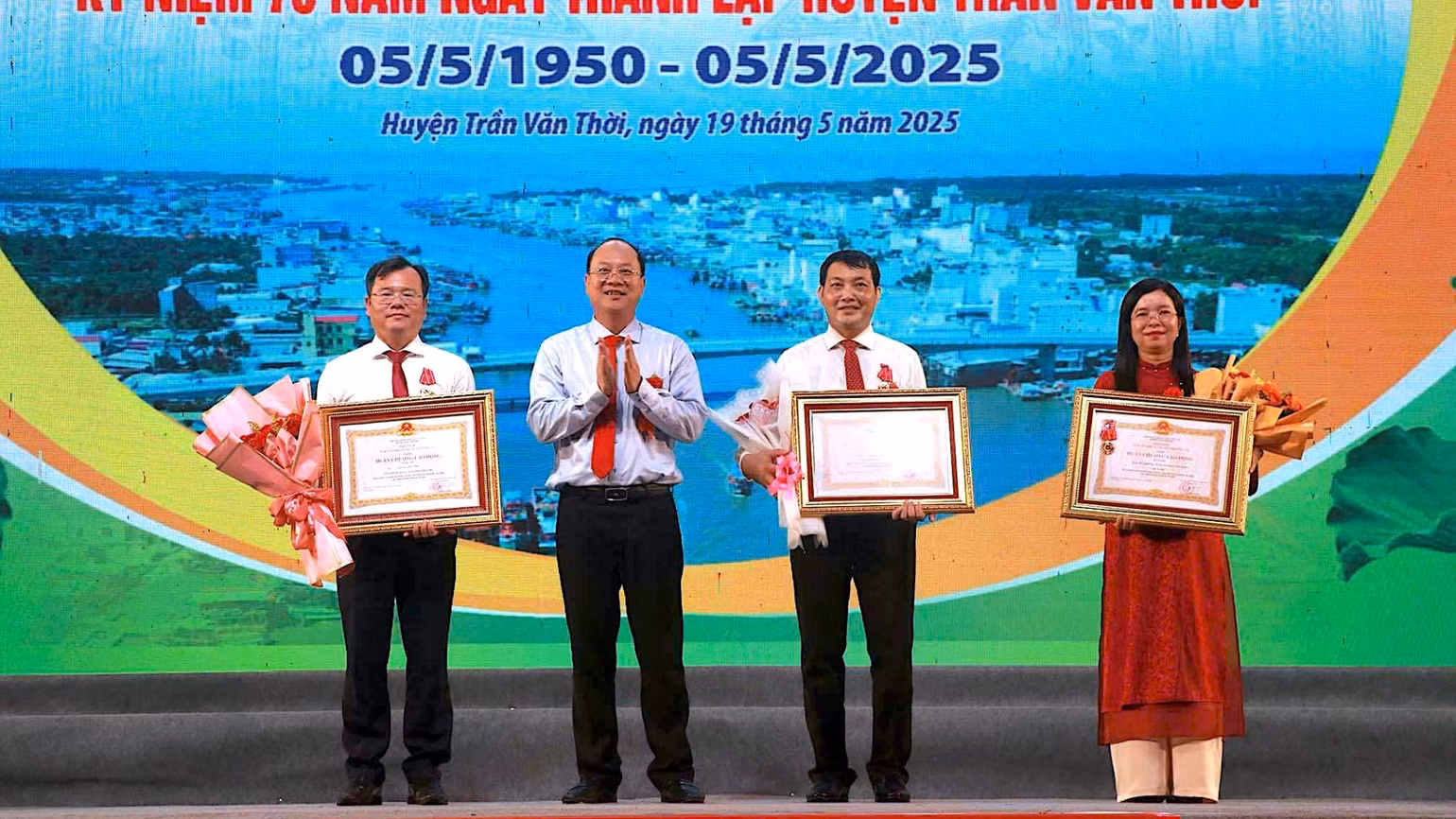 Bí thư Tỉnh ủy Cà Mau Nguyễn Hồ Hải (thứ 2 từ trái qua) trao Huân chương Lao động hạng Ba của Chủ tịch nước cho tập thể, các cá nhân tại buổi lễ. Bí thư Tỉnh ủy Cà Mau Nguyễn Hồ Hải (thứ 2 từ trái qua) trao Huân chương Lao động hạng Ba của Chủ tịch nước cho tập thể, các cá nhân tại buổi lễ.
