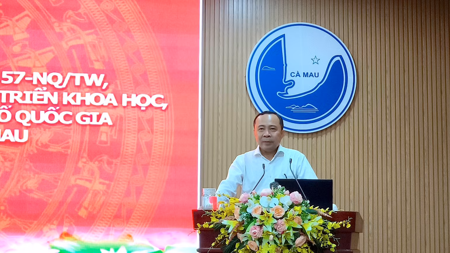 Phó giáo sư, Tiến sĩ Vũ Hải Quân trực tiếp truyền đạt Nghị quyết 57 của Bộ Chính trị tại Cà Mau.