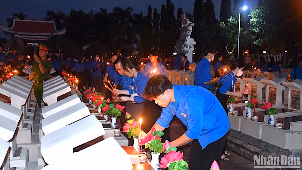 Tỉnh đoàn và đoàn viên Cà Mau thắp nến tri ân các anh hùng liệt sĩ vào tối 26/7. Tỉnh đoàn và đoàn viên Cà Mau thắp nến tri ân các anh hùng liệt sĩ vào tối 26/7.