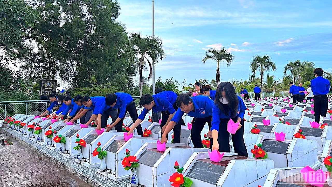 “Tuổi trẻ” Cà Mau với các hoạt động thay hoa, lau chùi bia mộ tại nhiều nghĩa trang liệt sĩ ở địa phương. “Tuổi trẻ” Cà Mau với các hoạt động thay hoa, lau chùi bia mộ tại nhiều nghĩa trang liệt sĩ ở địa phương.