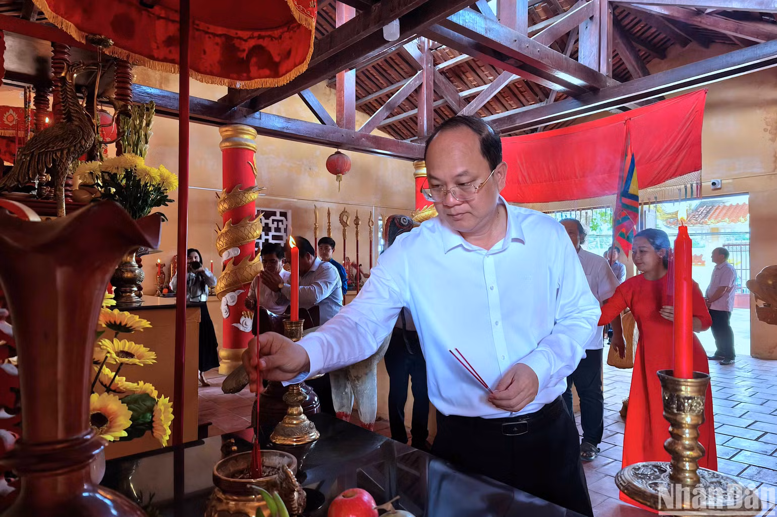 Bí thư Tỉnh ủy Cà Mau Nguyễn Hồ Hải thành kính dâng hương tiền nhân và các thế hệ tiền bối cách mạng tại Di tích Đình Tân Hưng.