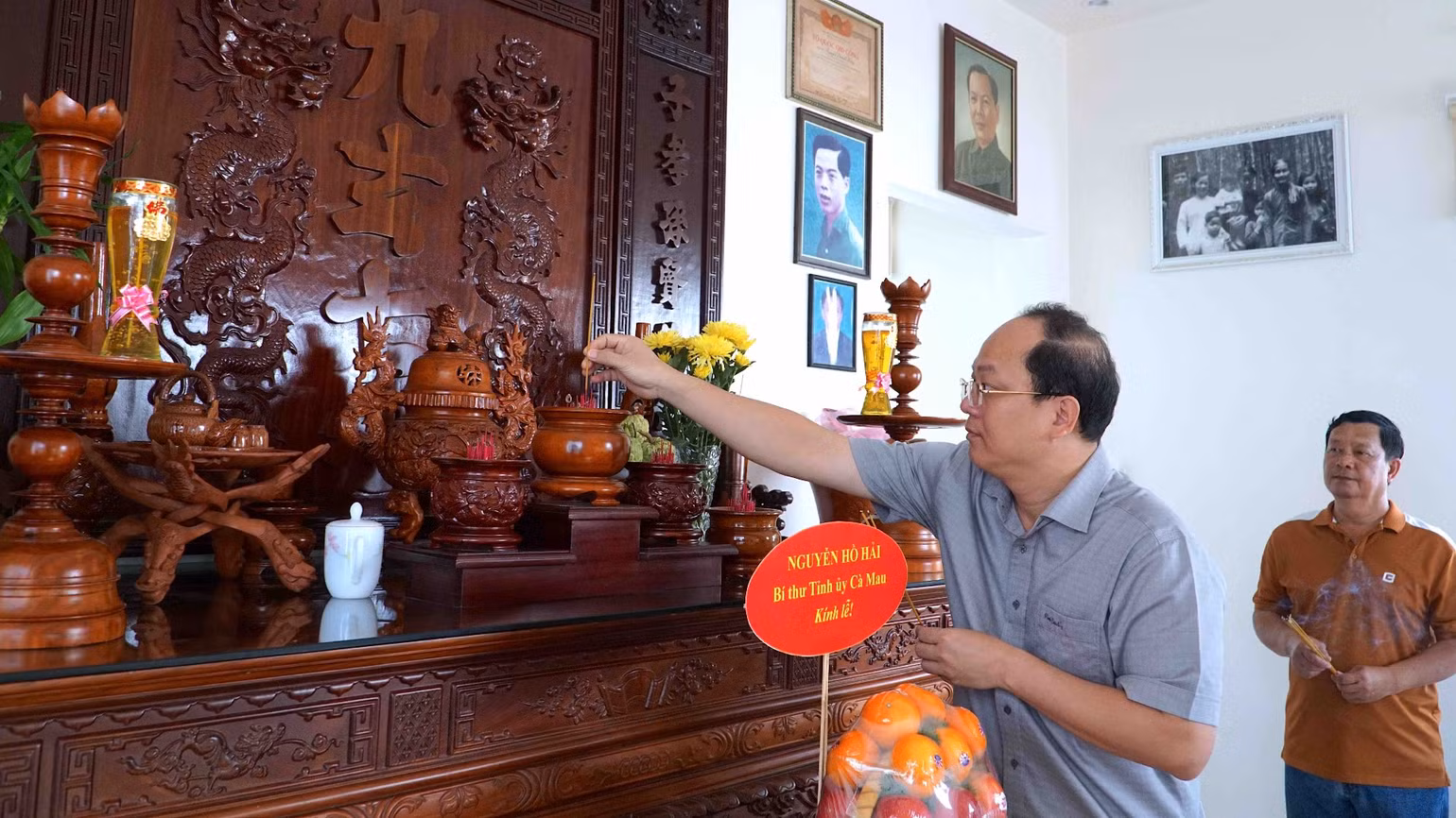 Bí thư Tỉnh ủy Cà Mau Nguyễn Hồ Hải thành kính dâng hương cố Bí thư Tỉnh ủy Minh Hải Nguyễn Văn Đáng. Bí thư Tỉnh ủy Cà Mau Nguyễn Hồ Hải thành kính dâng hương cố Bí thư Tỉnh ủy Minh Hải Nguyễn Văn Đáng.