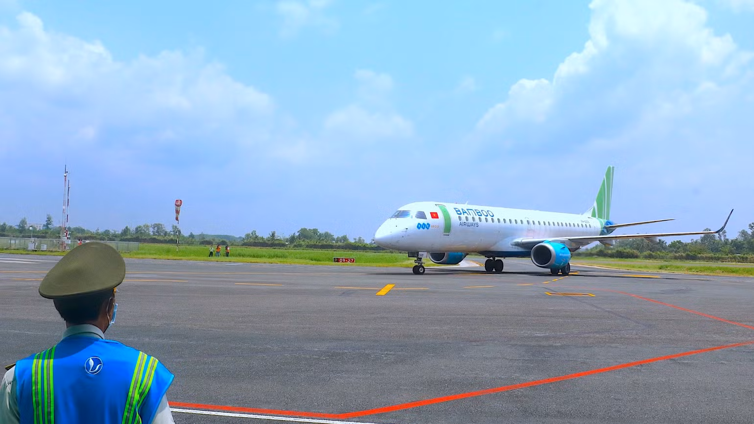 Cuối tháng 4/2023, Cà Mau khai thác thử nghiệm tàu bay thẳng đến tận Thủ đô Hà Nội nhưng không lâu sau phải tạm ngưng vì hạ tầng không bảo đảm điều kiện.