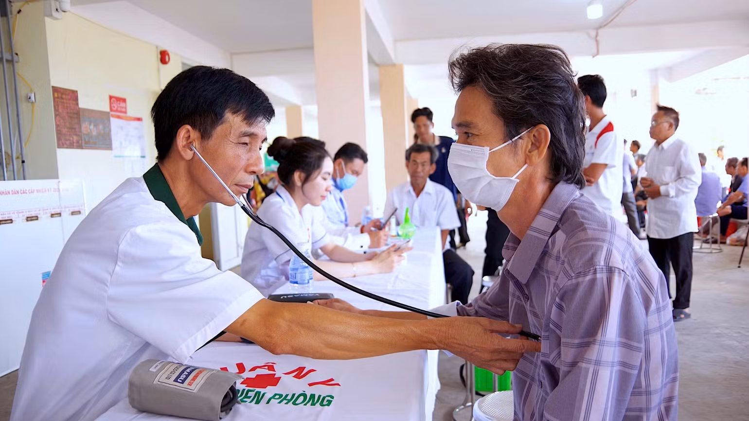 Quân y Bộ đội Biên phòng Cà Mau khám bệnh, cấp thuốc miễn phí cho người dân nghèo trong chương trình Ngày hội Biên phòng toàn dân.