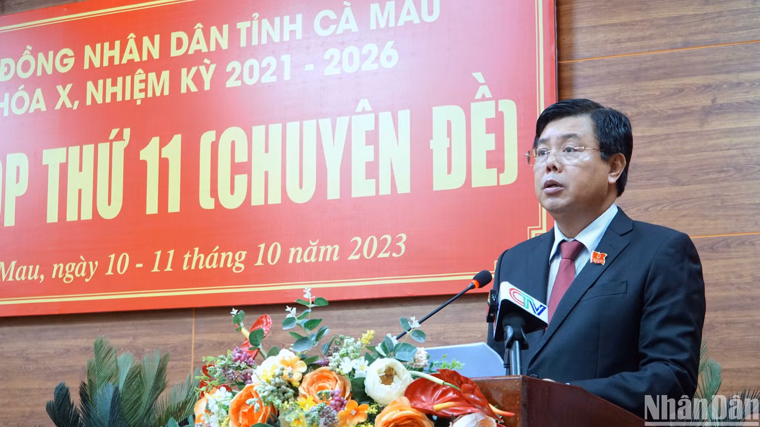 Bí thư Tỉnh ủy, Chủ tịch Hội đồng nhân dân tỉnh Cà Mau Nguyễn Tiến Hải phát biểu khai mạc kỳ họp chuyên đề.