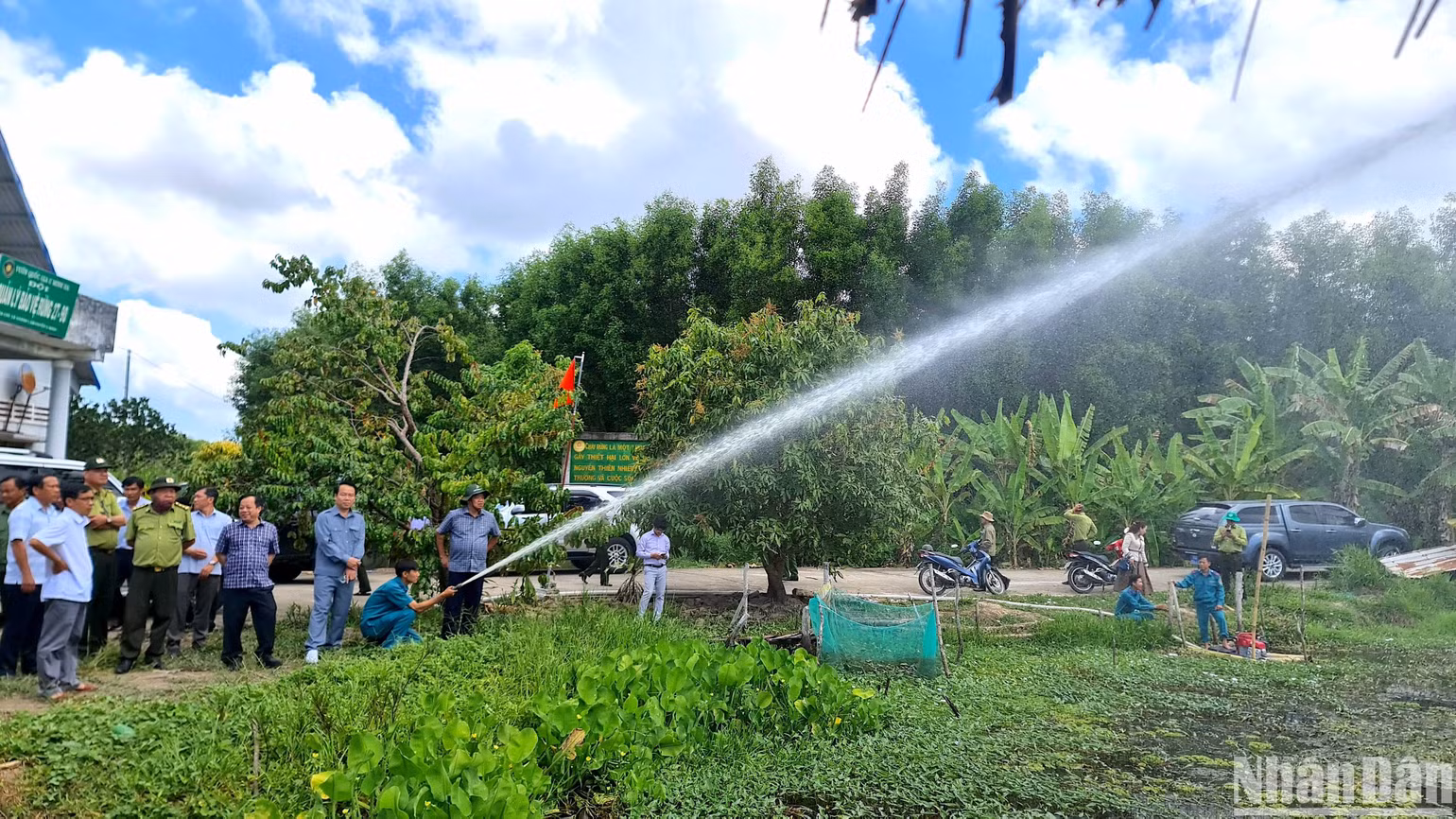 Lãnh đạo Ủy ban nhân dân tỉnh Cà Mau kiểm tra việc vận hành thiết bị chữa cháy tại Vườn Quốc gia U Minh Hạ. Lãnh đạo Ủy ban nhân dân tỉnh Cà Mau kiểm tra việc vận hành thiết bị chữa cháy tại Vườn Quốc gia U Minh Hạ.