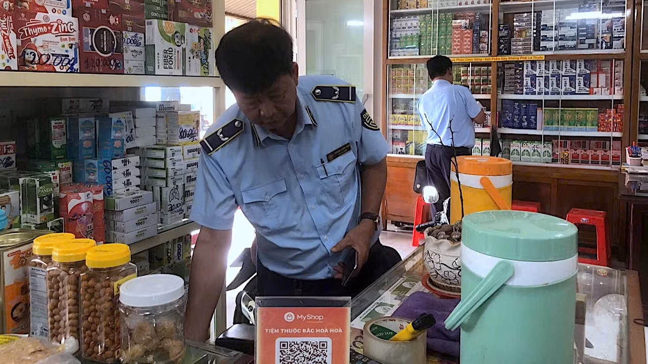 Lực lượng chức năng tỉnh Cà Mau kiểm tra hàng hóa tại một điểm kinh doanh nhiều mặt hàng dược phẩm tại Phường 2, thành phố Cà Mau. Lực lượng chức năng tỉnh Cà Mau kiểm tra hàng hóa tại một điểm kinh doanh nhiều mặt hàng dược phẩm tại Phường 2, thành phố Cà Mau.