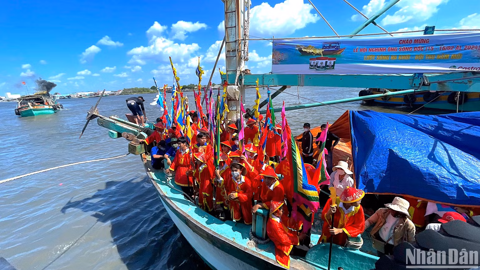 Rất nhiều ghe tàu khai thác hải sản được trang trí cờ hoa, băng-rôn rực rỡ tham gia ra biển thỉnh Ông. Rất nhiều ghe tàu khai thác hải sản được trang trí cờ hoa, băng-rôn rực rỡ tham gia ra biển thỉnh Ông.