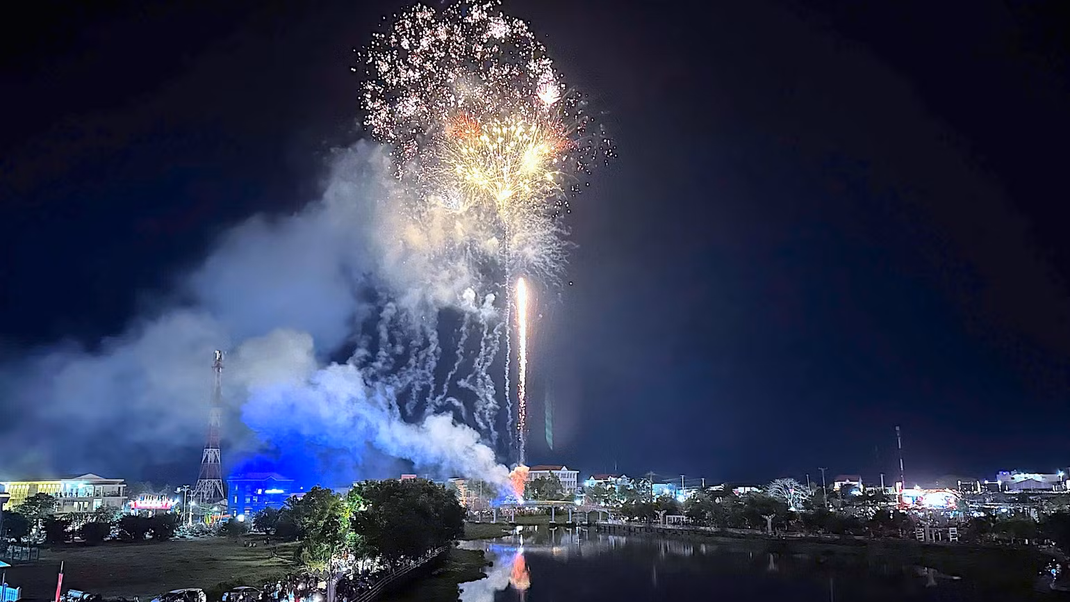 Bắn pháo hoa mừng 135 năm Ngày sinh Chủ tịch Hồ Chí Minh và 75 năm Ngày thành lập huyện Trần Văn Thời, tỉnh Cà Mau. Bắn pháo hoa mừng 135 năm Ngày sinh Chủ tịch Hồ Chí Minh và 75 năm Ngày thành lập huyện Trần Văn Thời, tỉnh Cà Mau.