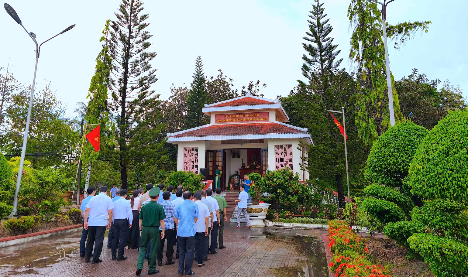 Lãnh đạo tỉnh Cà Mau và huyện Cái Nước dâng hoa, dâng hương Đền thờ Chủ tịch Hồ Chí Minh trên địa bàn thị trấn Cái Nước. Lãnh đạo tỉnh Cà Mau và huyện Cái Nước dâng hoa, dâng hương Đền thờ Chủ tịch Hồ Chí Minh trên địa bàn thị trấn Cái Nước.