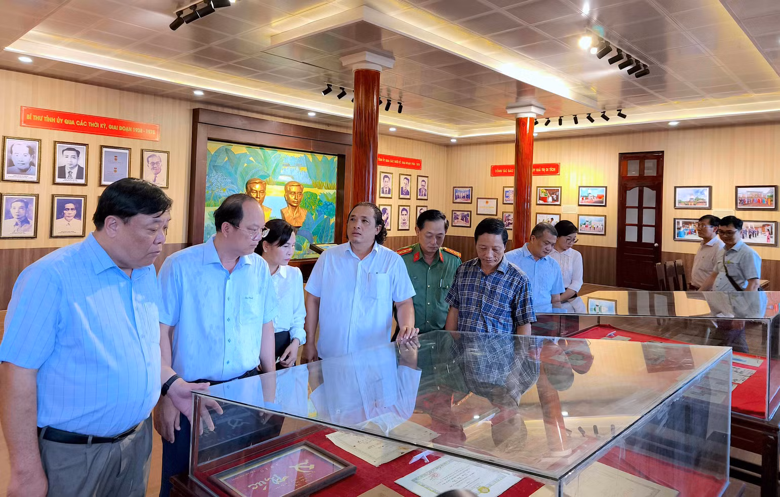 Bí thư Tỉnh ủy Cà Mau Nguyễn Hồ Hải (thứ 2 từ phải qua) và Chủ tịch Ủy ban nhân dân tỉnh Phạm Thành Ngại (bìa phải) tham quan khu trưng bày hiện vật lịch sử tại khu di tích Căn cứ Tỉnh ủy Lung Lá-Nhà Thể (xã Thạnh Phú, huyện Cái Nước). Bí thư Tỉnh ủy Cà Mau Nguyễn Hồ Hải (thứ 2 từ phải qua) và Chủ tịch Ủy ban nhân dân tỉnh Phạm Thành Ngại (bìa phải) tham quan khu trưng bày hiện vật lịch sử tại khu di tích Căn cứ Tỉnh ủy Lung Lá-Nhà Thể (xã Thạnh Phú, huyện Cái Nước).