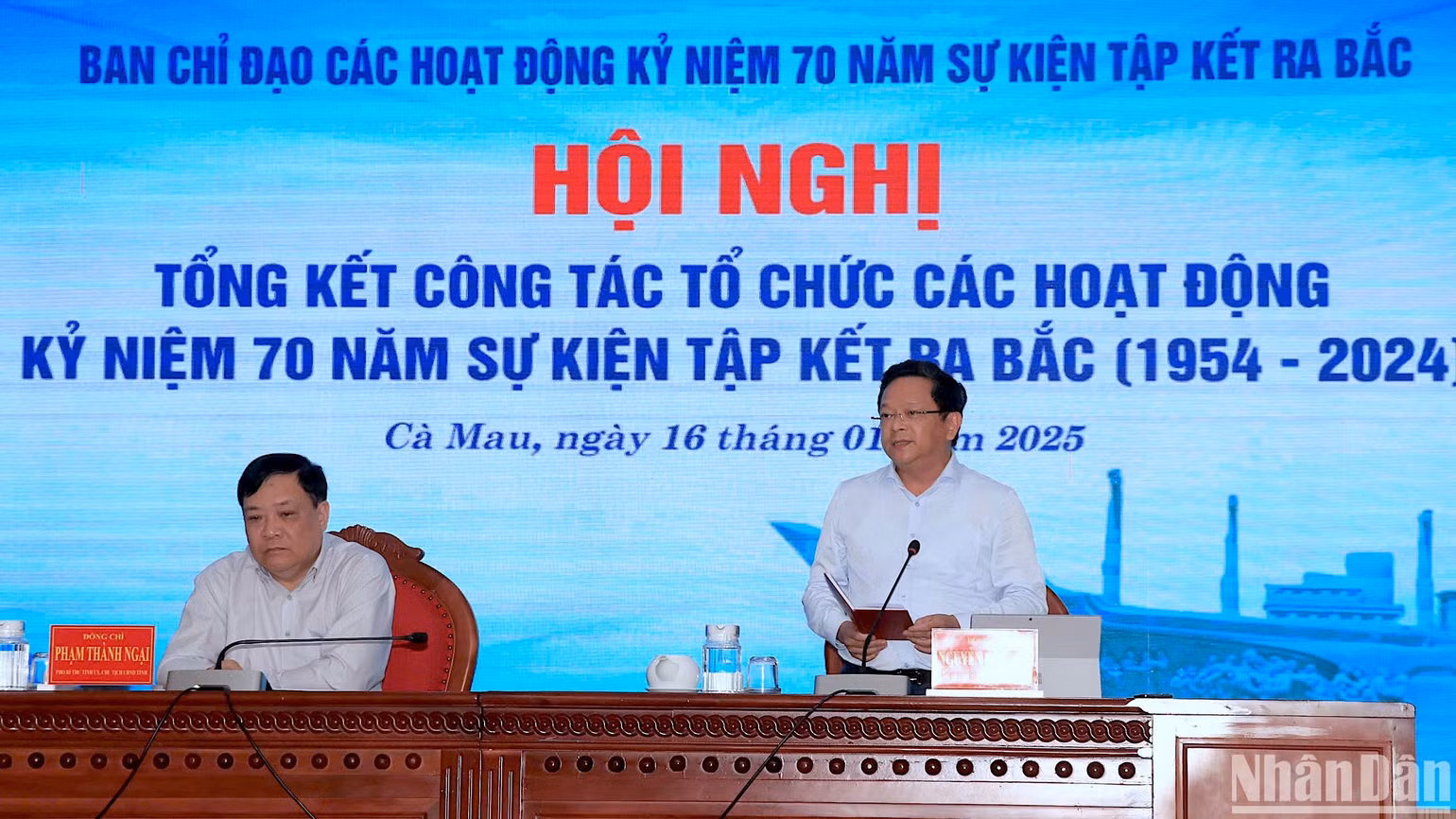 Phó Bí thư Thường trực Tỉnh ủy Cà Mau Nguyễn Đức Hiển (bên phải) tham gia góp ý kiến tại Hội nghị.