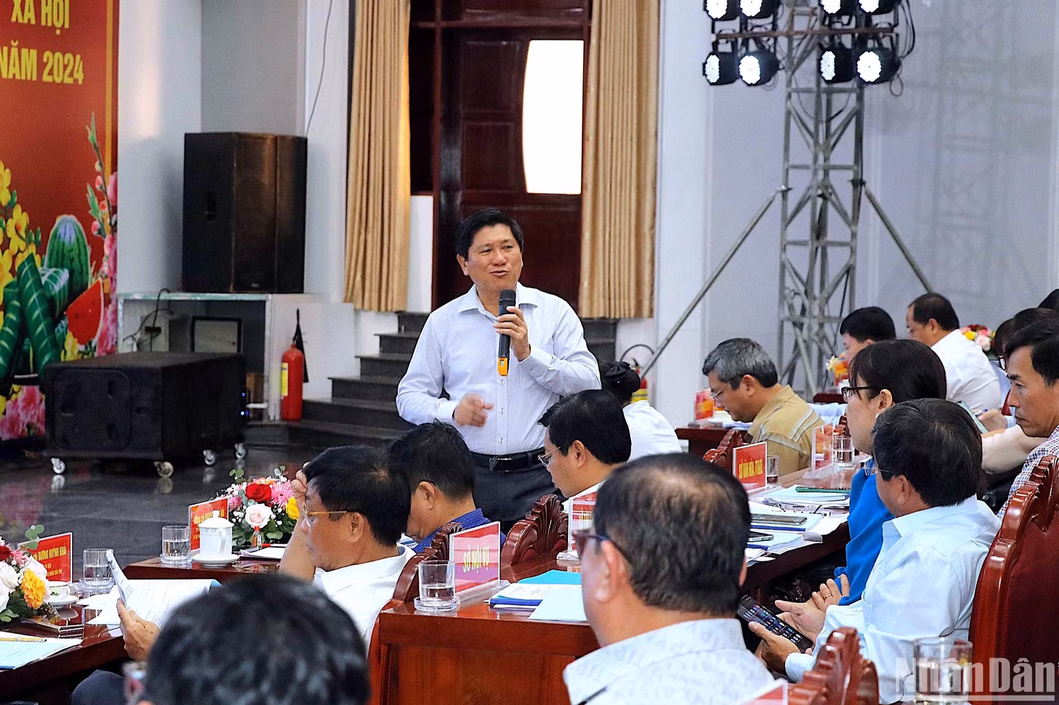 Phó Chủ tịch Ủy ban nhân dân tỉnh Cà Mau Lê Văn Sử (đứng) tham gia thảo luận tại hội nghị phát triển kinh tế tập thể.
