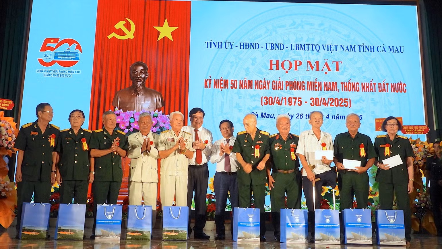 Lãnh đạo tỉnh Cà Mau tặng quà tri ân các nhân chứng lịch sử - những người đã góp phần viết nên trang sử hào hùng đại thắng mùa xuân năm 1975, thống nhất đất nước. Lãnh đạo tỉnh Cà Mau tặng quà tri ân các nhân chứng lịch sử - những người đã góp phần viết nên trang sử hào hùng đại thắng mùa xuân năm 1975, thống nhất đất nước.