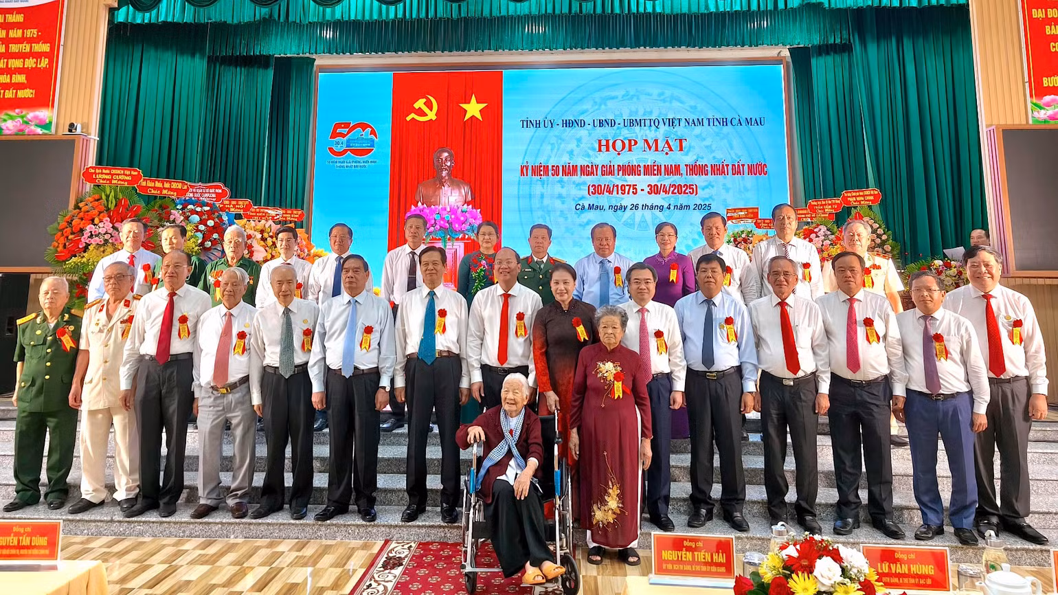 Các đồng chí nguyên là lãnh đạo Đảng, Nhà nước chụp hình lưu niệm với lãnh đạo và nguyên lãnh đạo tỉnh Cà Mau qua các thời kỳ tại buổi họp mặt. Các đồng chí nguyên là lãnh đạo Đảng, Nhà nước chụp hình lưu niệm với lãnh đạo và nguyên lãnh đạo tỉnh Cà Mau qua các thời kỳ tại buổi họp mặt.