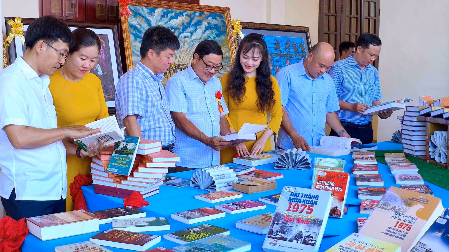 Đại biểu tham quan không gian trưng bày tư liệu lịch sử bên lề buổi họp mặt tại Cà Mau. Đại biểu tham quan không gian trưng bày tư liệu lịch sử bên lề buổi họp mặt tại Cà Mau.