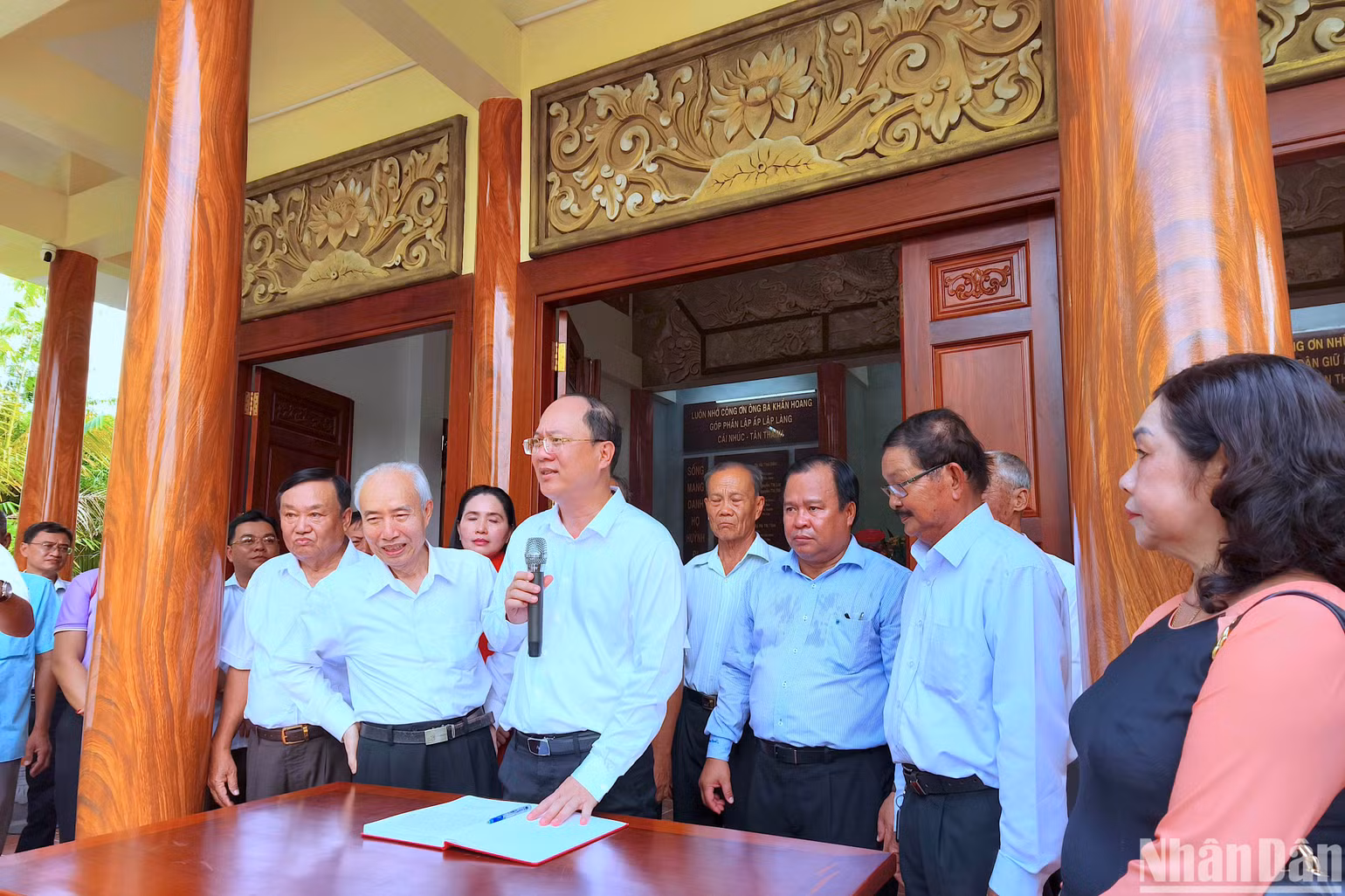 Bí thư Tỉnh ủy Cà Mau Nguyễn Hồ Hải (cầm mic) gởi gắm thông điệp sau khi ghi lưu niệm thành kính tại Nhà tưởng niệm Cái Nhúc - Tân Thành.