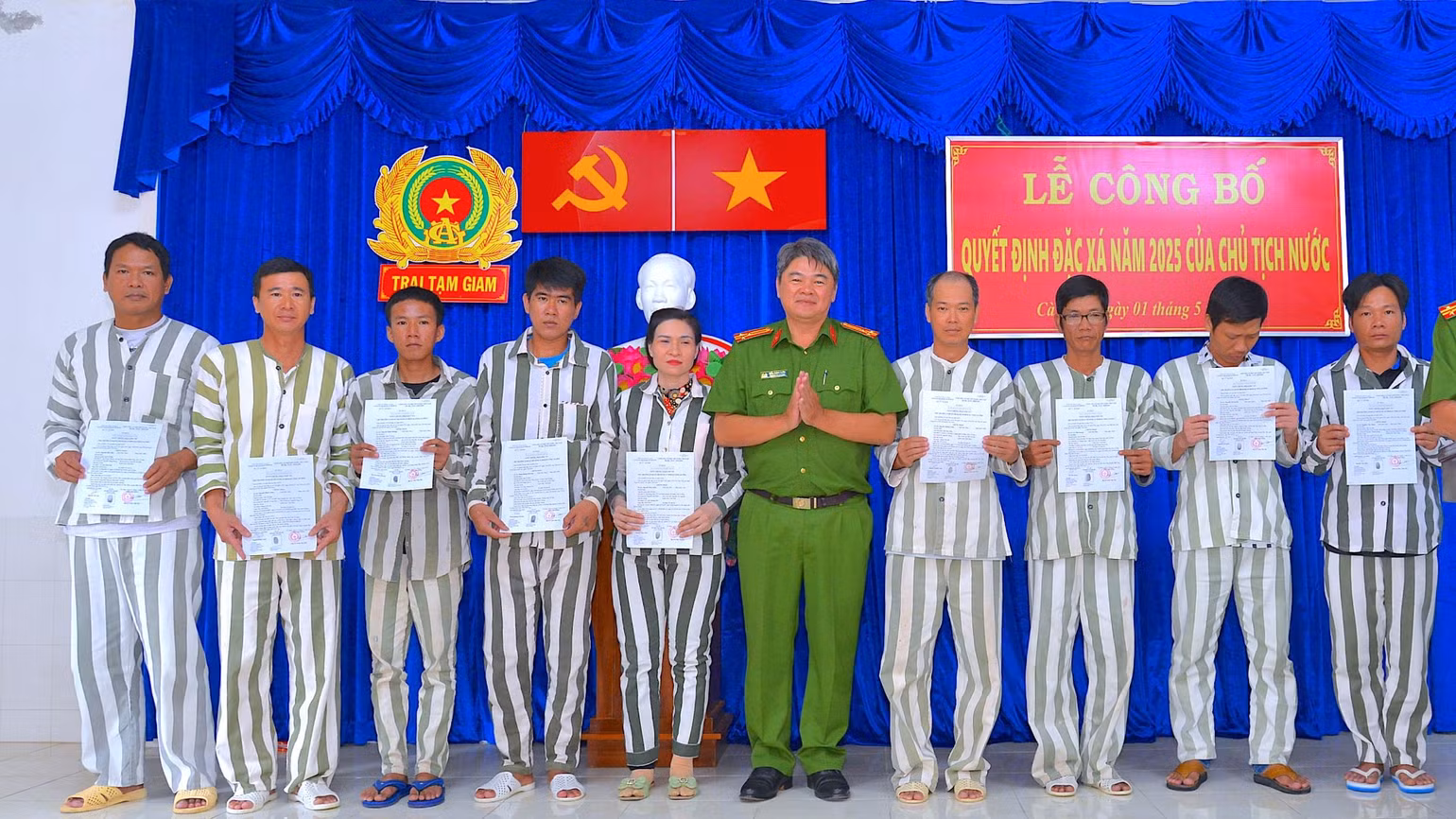 Thượng tá Trần Thanh Xuân (giữa), Phó Thủ trưởng Thường trực Cơ quan thi hành án hình sự thuộc Cơ quan tạm giữ tạm giam Công an tỉnh Cà Mau trao quyết định đặc xá của Chủ tịch nước cho các phạm nhân. Thượng tá Trần Thanh Xuân (giữa), Phó Thủ trưởng Thường trực Cơ quan thi hành án hình sự thuộc Cơ quan tạm giữ tạm giam Công an tỉnh Cà Mau trao quyết định đặc xá của Chủ tịch nước cho các phạm nhân.