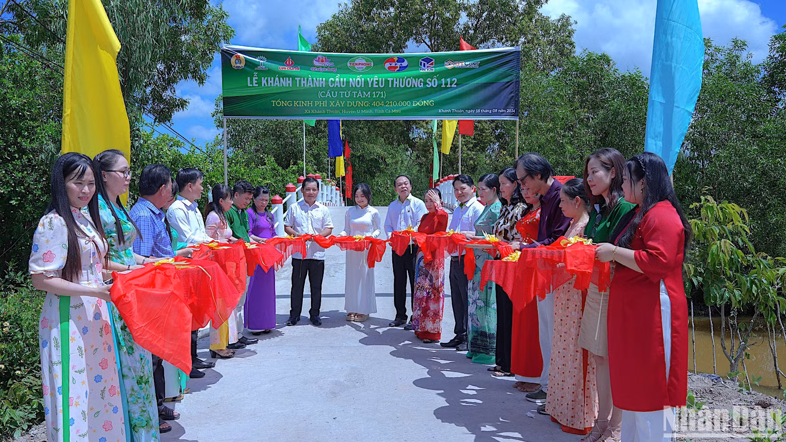 Cầu 30 tháng 4 bắc qua phía bờ tây kênh Cái Tàu từ chương trình "Cầu nối yêu thương" được bàn giao vào trưa 18/8.