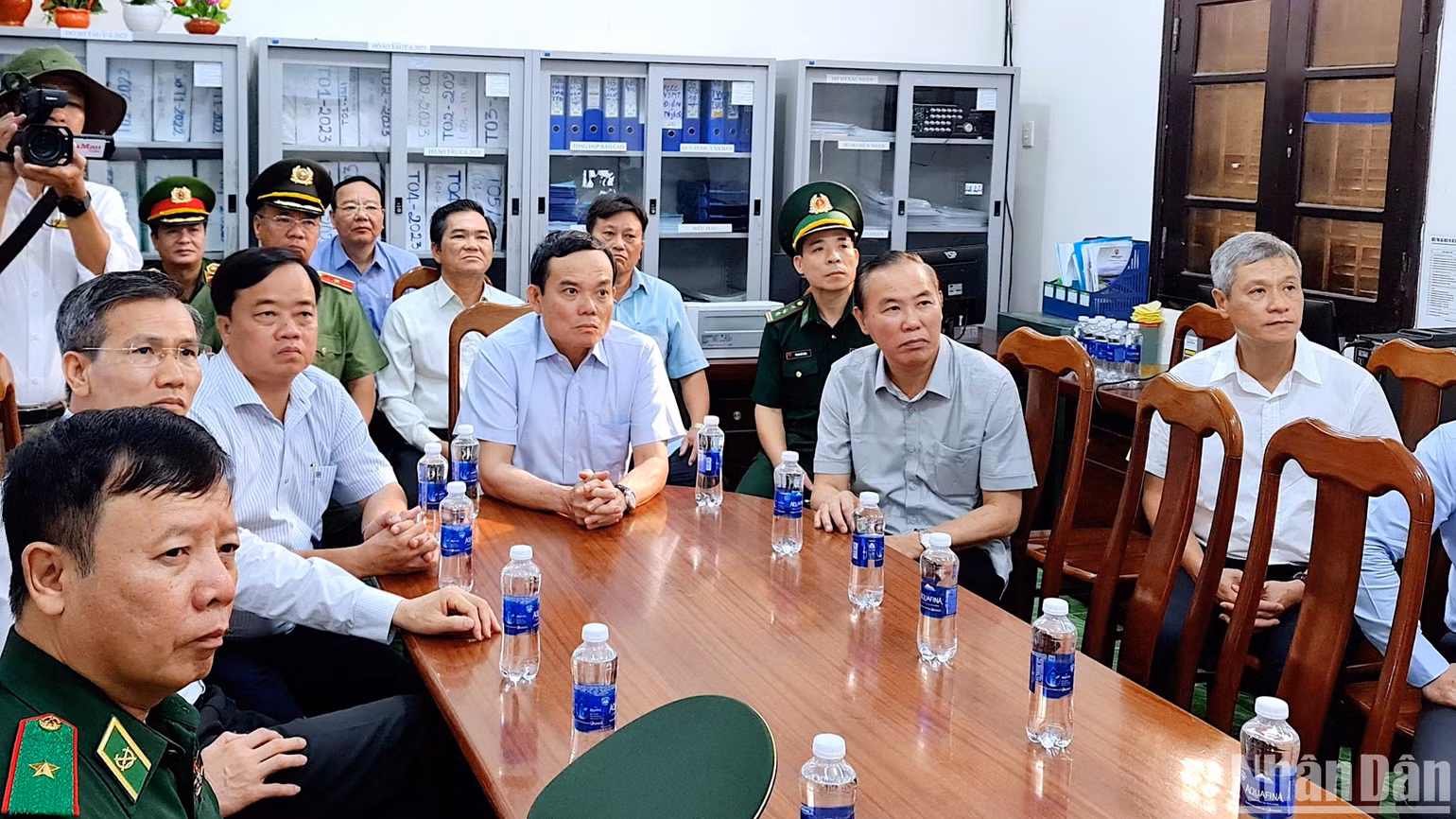Phó Thủ tướng Trần Lưu Quang kiểm tra hệ thống theo dõi tàu cá qua thiết bị giám sát hành trình tại Cà Mau.