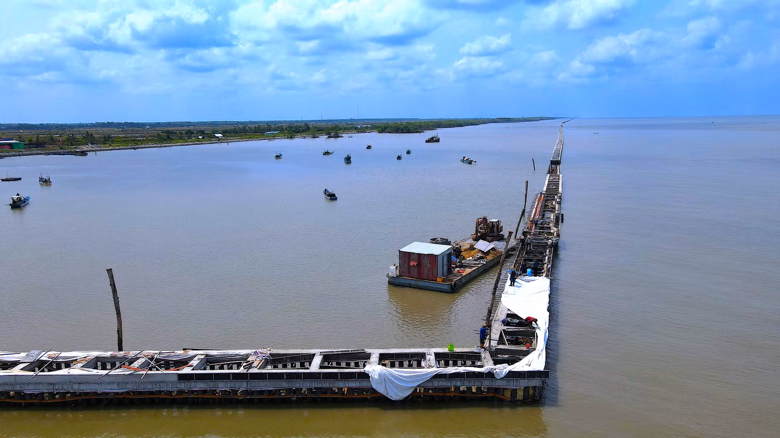 Khi được cơ chế thí điểm, tới đây, những công trình kè ven biển ở Cà Mau sẽ không phải tốn tiền từ ngân sách nhưng vẫn đáp ứng tốt việc phòng, chống sạt lở. Khi được cơ chế thí điểm, tới đây, những công trình kè ven biển ở Cà Mau sẽ không phải tốn tiền từ ngân sách nhưng vẫn đáp ứng tốt việc phòng, chống sạt lở.