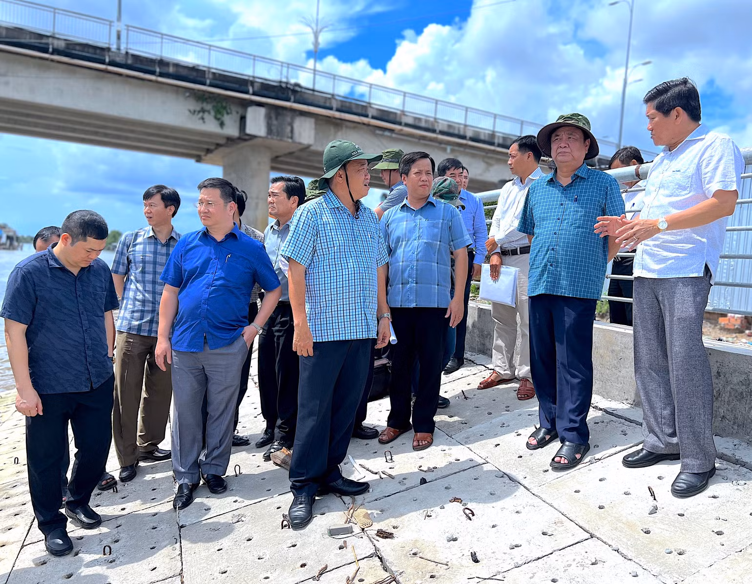 Bộ trưởng Lê Minh Hoan và đoàn công tác của Chính phủ kiểm tra thực tế công trình chống sạt lở ven sông ở huyện Năm Căn (Cà Mau) vào chiều 10/5. Bộ trưởng Lê Minh Hoan và đoàn công tác của Chính phủ kiểm tra thực tế công trình chống sạt lở ven sông ở huyện Năm Căn (Cà Mau) vào chiều 10/5.