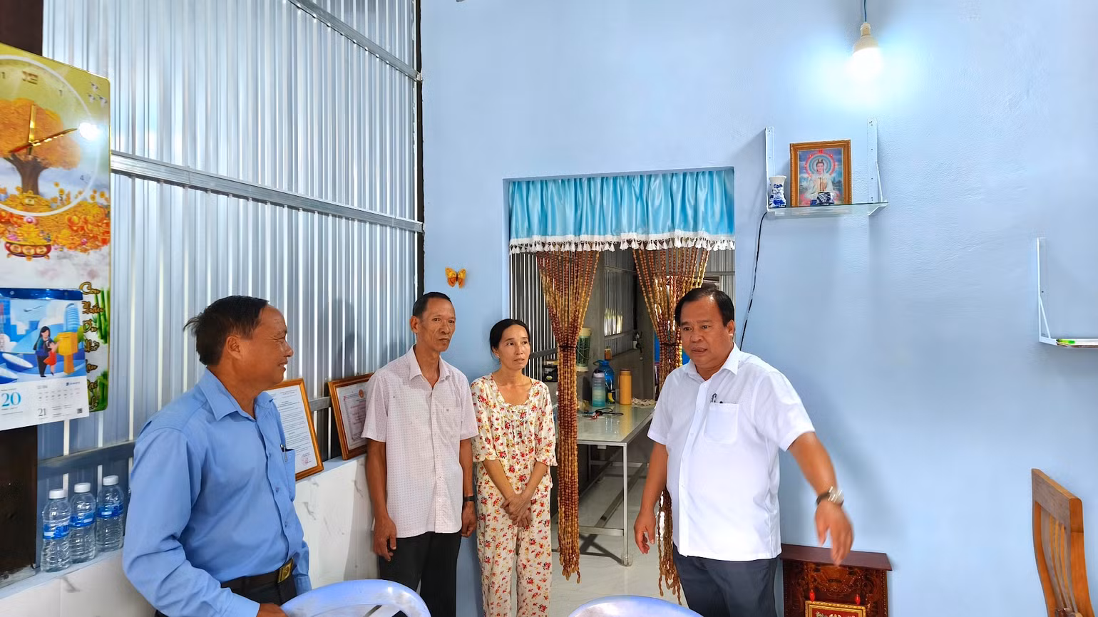 Phó Chủ tịch Ủy ban nhân dân tỉnh Cà Mau Nguyễn Minh Luân (bìa phải) thị sát chất lượng xây dựng nhà cho người dân trong chương trình xóa nhà tạm, nhà dột nát.