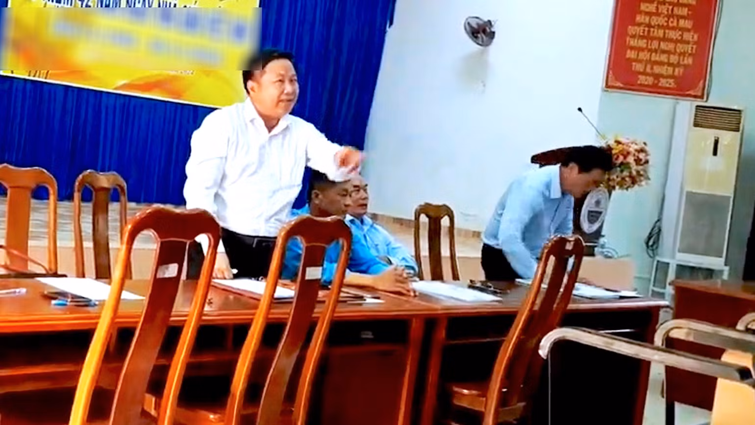 Ông Hồ Hoàng Anh (áo xanh bìa phải) đập bàn đề nghị giải tán trong ngày họp đầu năm mới (ảnh cắt từ clip). Ông Hồ Hoàng Anh (áo xanh bìa phải) đập bàn đề nghị giải tán trong ngày họp đầu năm mới (ảnh cắt từ clip).