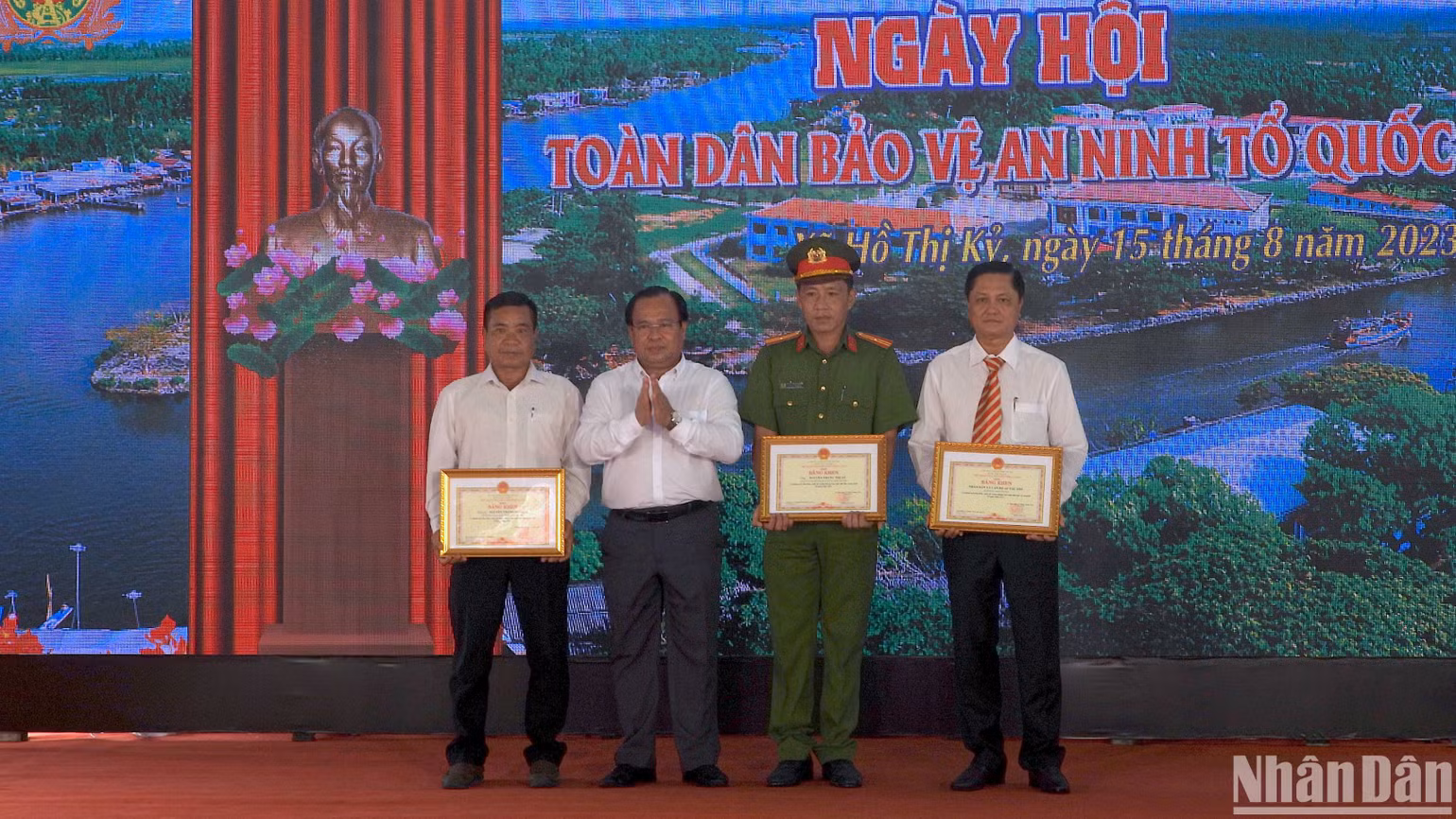 Trao Bằng khen của Chủ tịch Uỷ ban nhân dân tỉnh Cà Mau cho các tập thể, cá nhân tiêu biểu trong phong trào toàn dân bảo vệ an ninh Tổ quốc Trao Bằng khen của Chủ tịch Uỷ ban nhân dân tỉnh Cà Mau cho các tập thể, cá nhân tiêu biểu trong phong trào toàn dân bảo vệ an ninh Tổ quốc