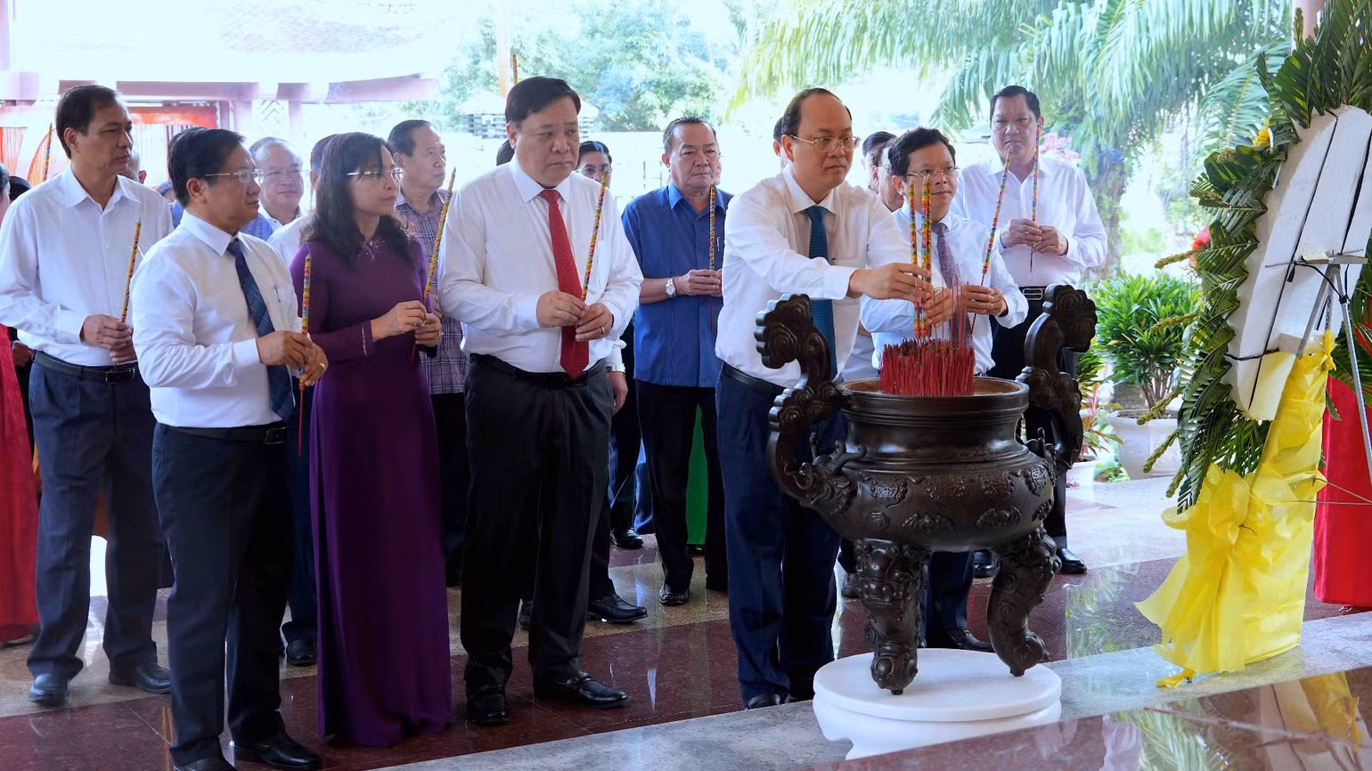 Lãnh đạo Tỉnh ủy, Hội đồng nhân dân, Ủy ban nhân dân, Ủy ban Mặt trận Tổ quốc Việt Nam tỉnh Cà Mau dâng hương tại Đền thờ 10 anh hùng liệt sĩ khởi nghĩa Hòn Khoai.
