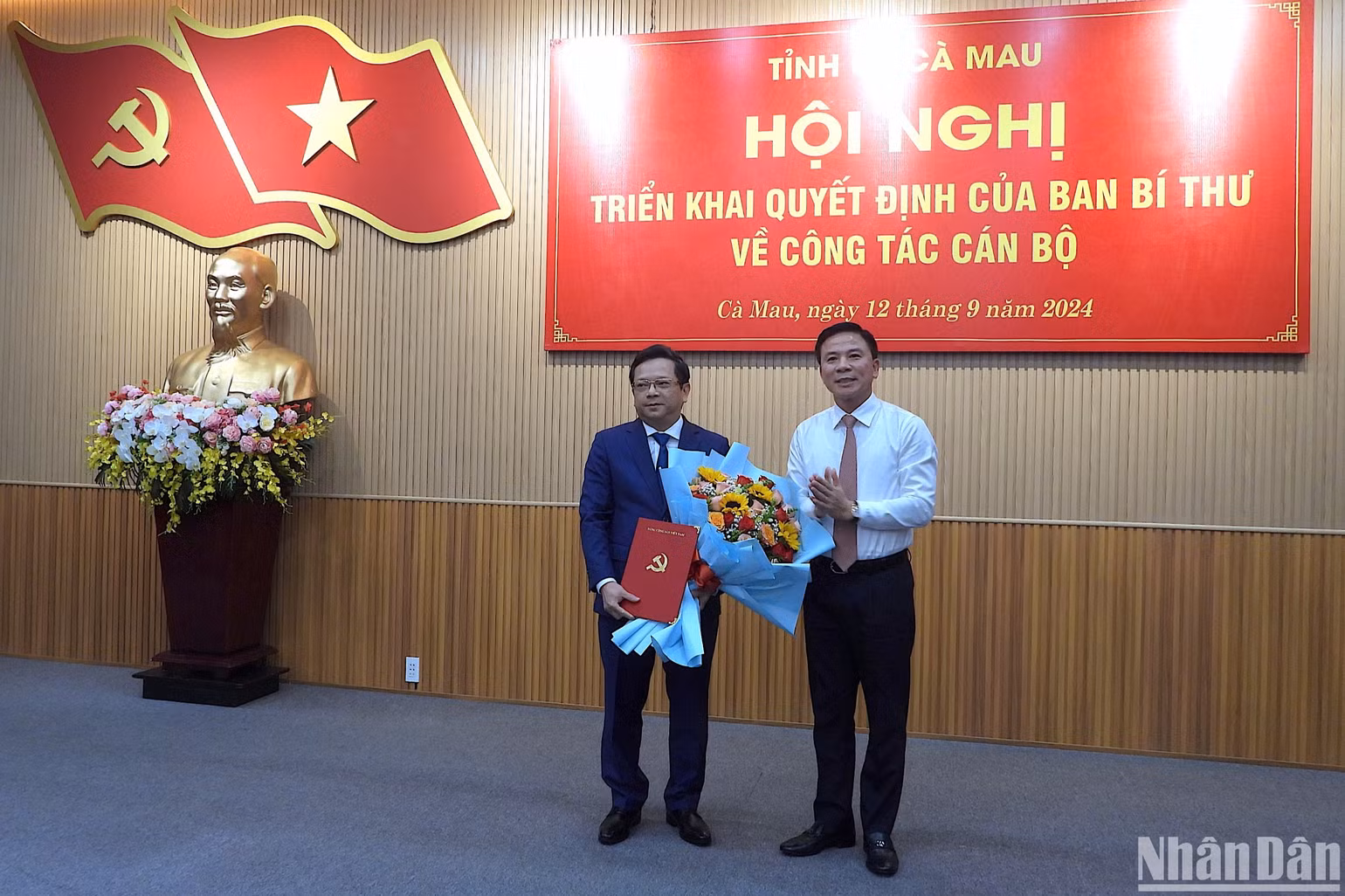 Phó Trưởng Ban Tổ chức Trung ương Đỗ Trọng Hưng (phải) trao quyết định và tặng hoa chúc mừng đồng chí Nguyễn Đức Hiển. Phó Trưởng Ban Tổ chức Trung ương Đỗ Trọng Hưng (phải) trao quyết định và tặng hoa chúc mừng đồng chí Nguyễn Đức Hiển.