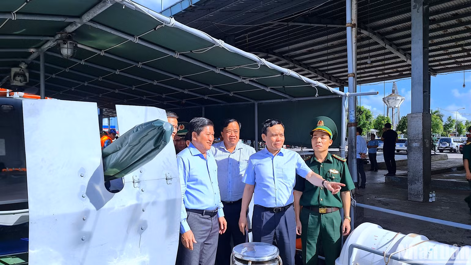 Phó Thủ tướng Trần Lưu Quang kiểm tra hoạt động IUU tại Cảng cá Sông Đốc (huyện Trần Văn Thời, tỉnh Cà Mau).
