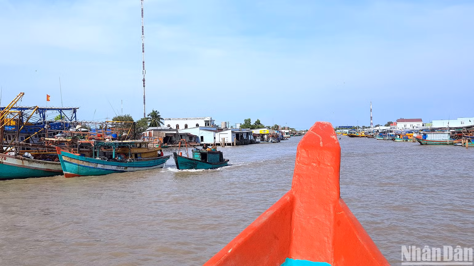 Luồng tàu ở cửa biển Khánh Hội (huyện U Minh, tỉnh Cà Mau) bị bồi lắng khiến phương tiện lớn ra vào khó khăn, nhiều lúc phải neo tàu chờ đến con nước lớn mới duy chuyển phương tiện vào bờ.