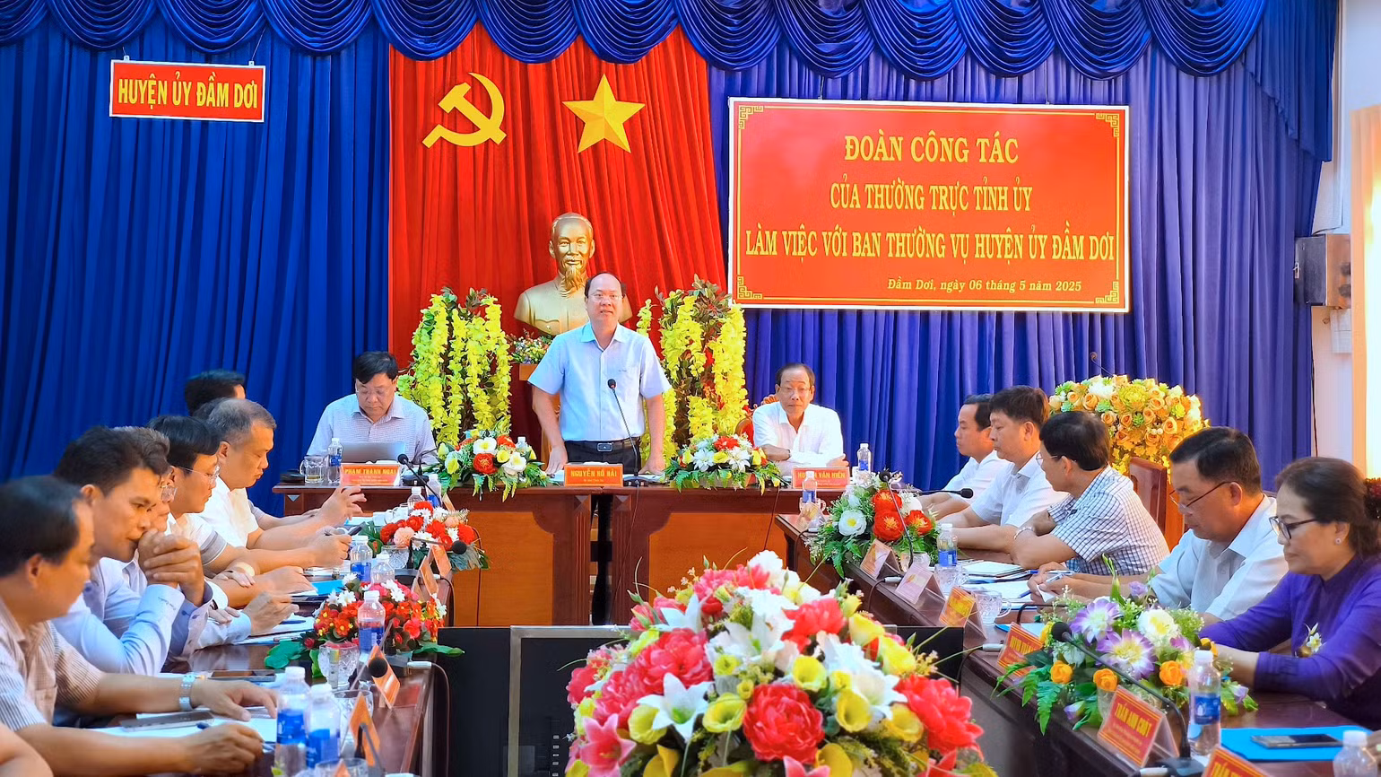 Bí thư Tỉnh ủy Cà Mau Nguyễn Hồ Hải (đứng) phát biểu tại buổi làm việc với Ban Thường vụ Huyện ủy Đầm Dơi chiều 6/5.