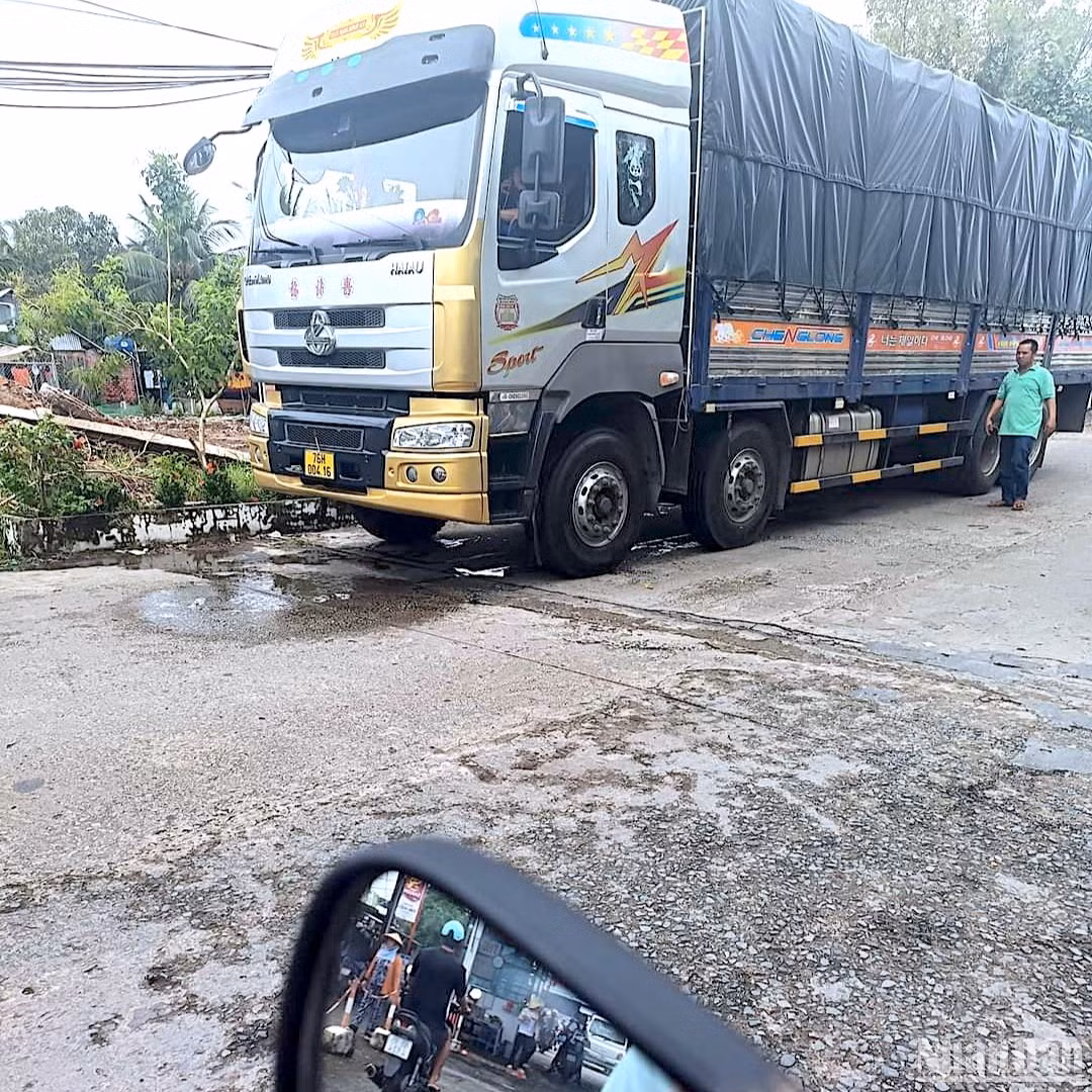 Xe quá tải của tài xế tỉnh Quảng Ngãi bị tạm giữ tại một vị trí gần cầu dân sinh bị hư hỏng. Xe quá tải của tài xế tỉnh Quảng Ngãi bị tạm giữ tại một vị trí gần cầu dân sinh bị hư hỏng.