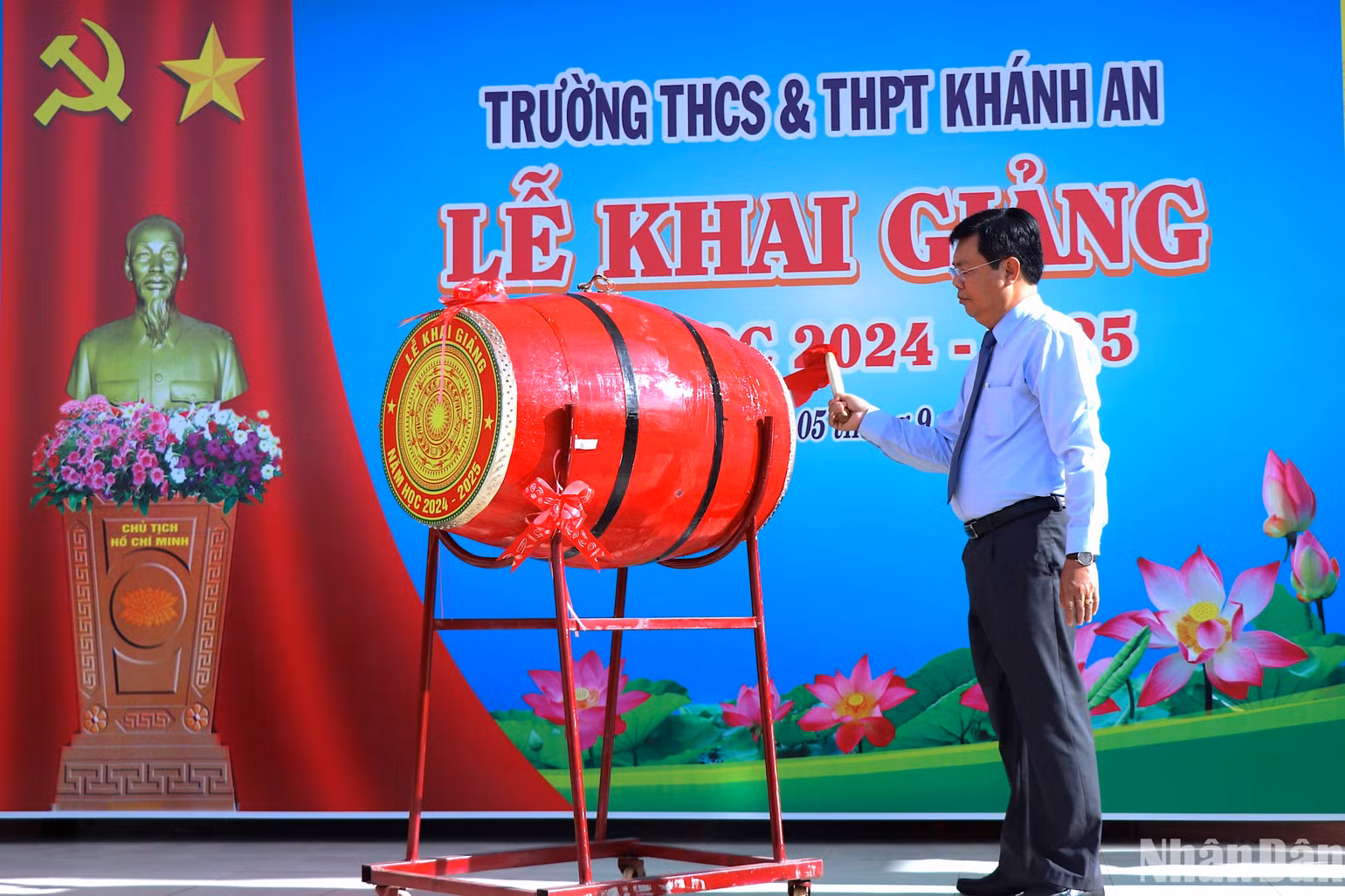 Ủy viên Trung ương Đảng, Bí thư Tỉnh ủy Cà Mau Nguyễn Tiến Hải đánh trống khai giảng năm học mới 2024-2025 tại Trường THCS và THPT Khánh An.