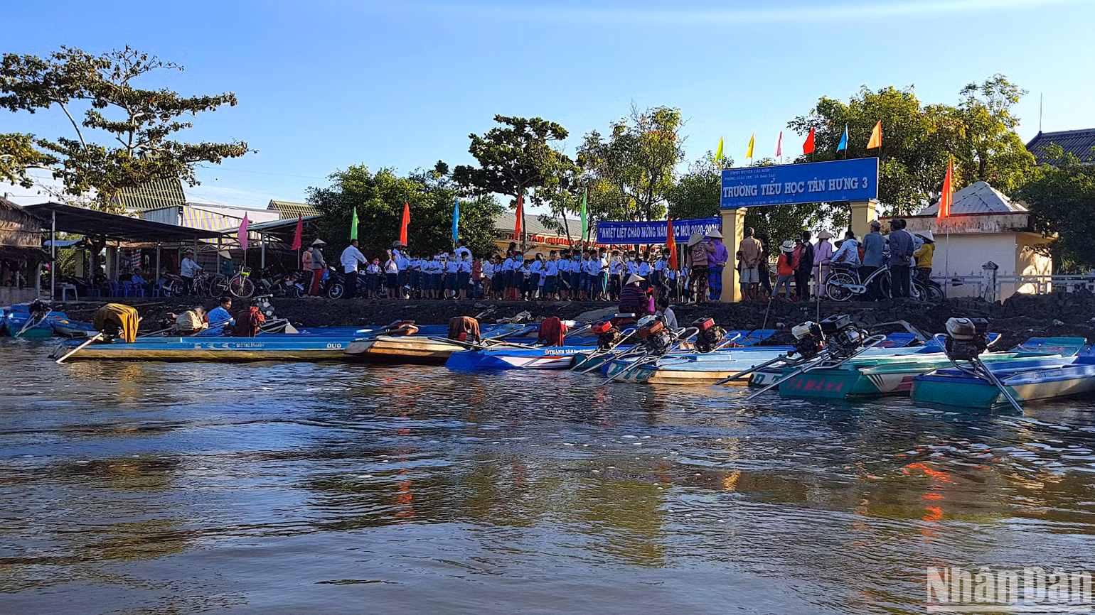 Còn nhiều nơi tại Cà Mau, phụ huynh đưa rước con em mình đến trường bằng phương tiện thủy gia dụng nhưng các em vẫn quyết tâm bám trường, bám lớp. Còn nhiều nơi tại Cà Mau, phụ huynh đưa rước con em mình đến trường bằng phương tiện thủy gia dụng nhưng các em vẫn quyết tâm bám trường, bám lớp.