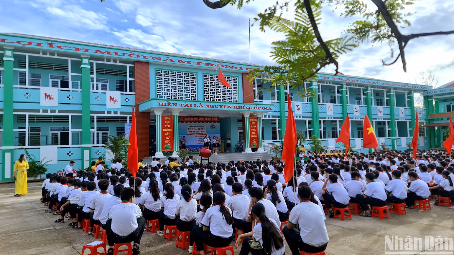 Thời tiết nắng tốt tạo điều kiện thuận lợi cho buổi lễ khai giảng diễn ra thuận lợi tại vùng sông nước Cà Mau.