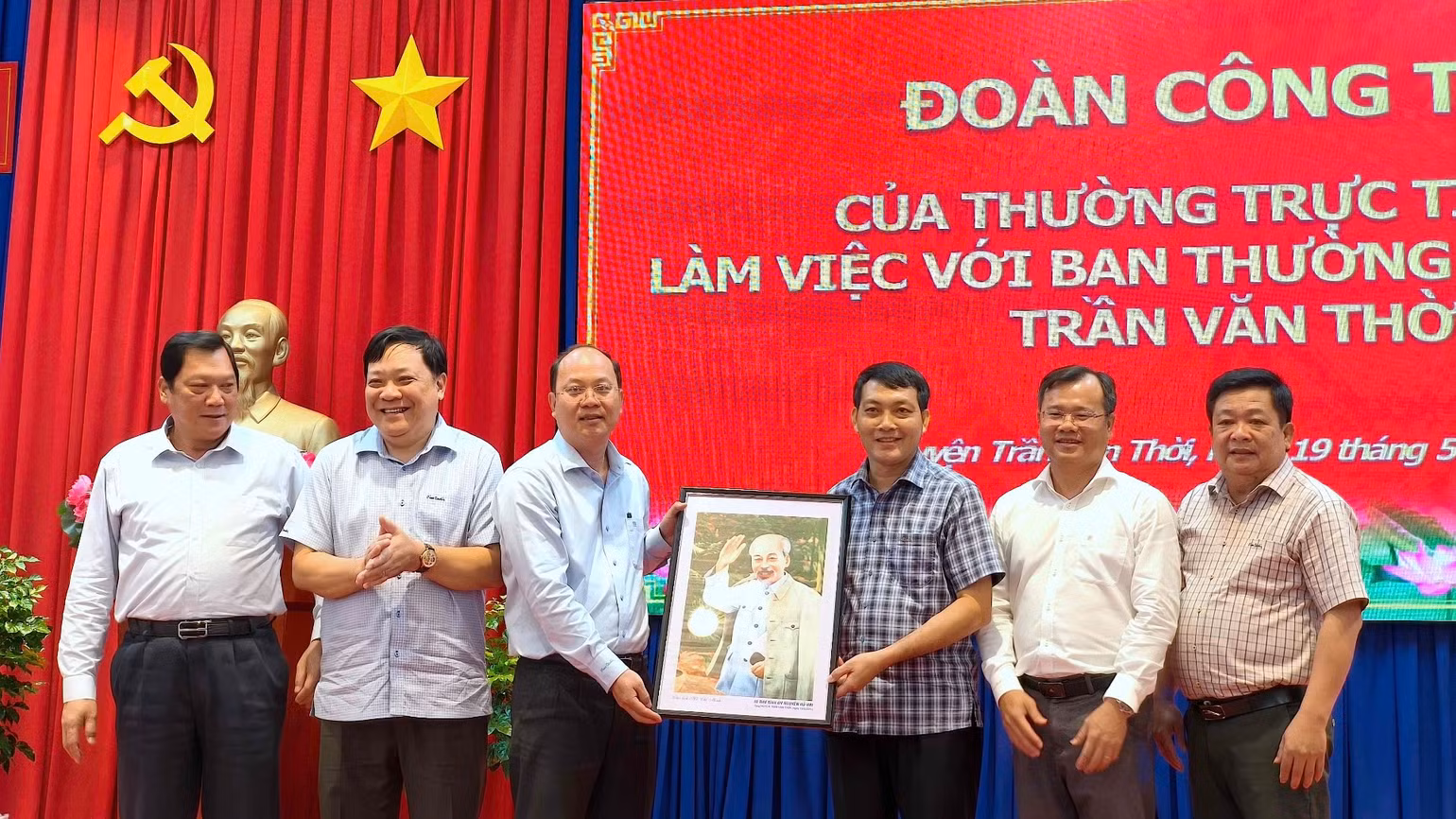 Lãnh đạo Tỉnh ủy Cà Mau tặng tranh lưu niệm cho tập thể Huyện ủy Trần Văn Thời nhân buổi làm việc vào chiều 19/5.