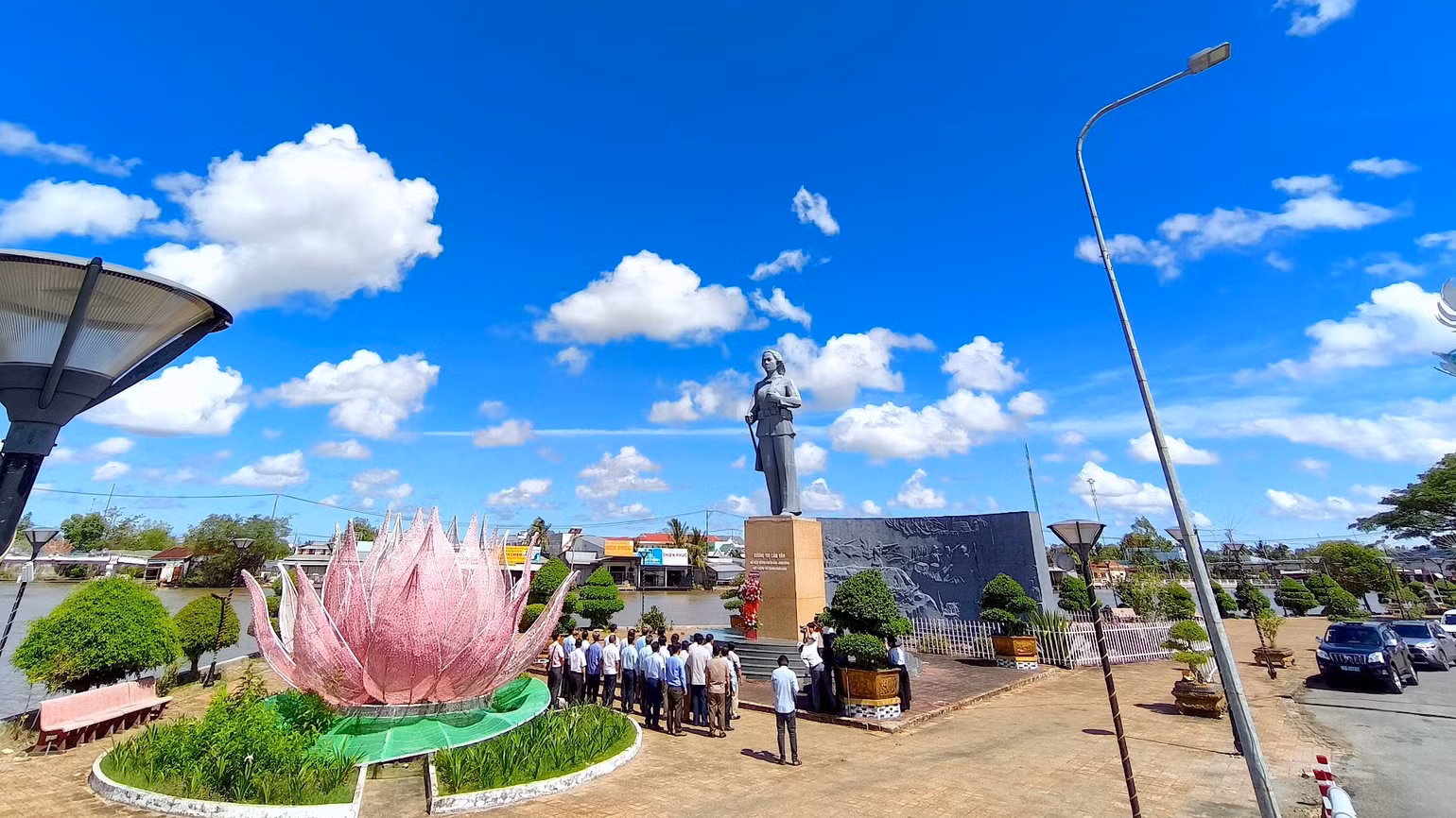 Đoàn công tác của Thường trực Tỉnh ủy Cà Mau dâng hoa tại tượng đài nữ Anh hùng Lực lượng vũ trang Nhân dân Dương Thị Cẩm Vân.