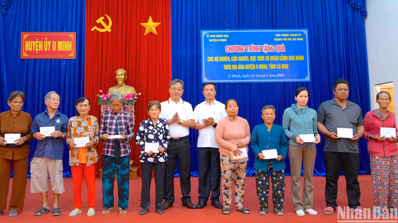 Đại diện đoàn công tác Văn phòng Thành ủy Thành phố Hồ Chí Minh trao quà cho hộ nghèo, cận nghèo trên địa bàn huyện U Minh vào sáng 21/3. Đại diện đoàn công tác Văn phòng Thành ủy Thành phố Hồ Chí Minh trao quà cho hộ nghèo, cận nghèo trên địa bàn huyện U Minh vào sáng 21/3.
