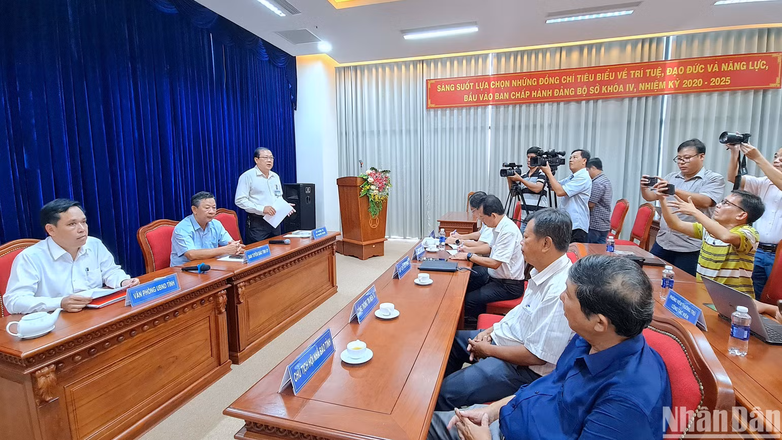 Cà Mau họp báo cung cấp thông tin liên quan đến clip ghi âm được cho là của lãnh đạo huyện Phú Tân “mặc cả” tỷ lệ phần trăm với phía giải phóng mặt bằng. Cà Mau họp báo cung cấp thông tin liên quan đến clip ghi âm được cho là của lãnh đạo huyện Phú Tân “mặc cả” tỷ lệ phần trăm với phía giải phóng mặt bằng.