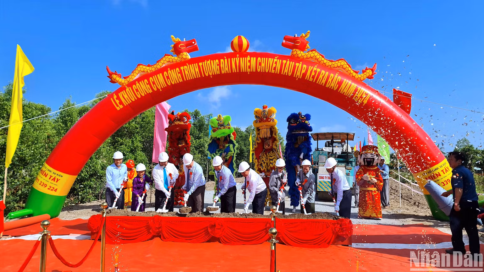 Lãnh đạo tỉnh Cà Mau thực hiện nghi thức khởi công cụm công trình Tượng đài kỷ niệm chuyến tàu tập kết ra bắc năm 1954.