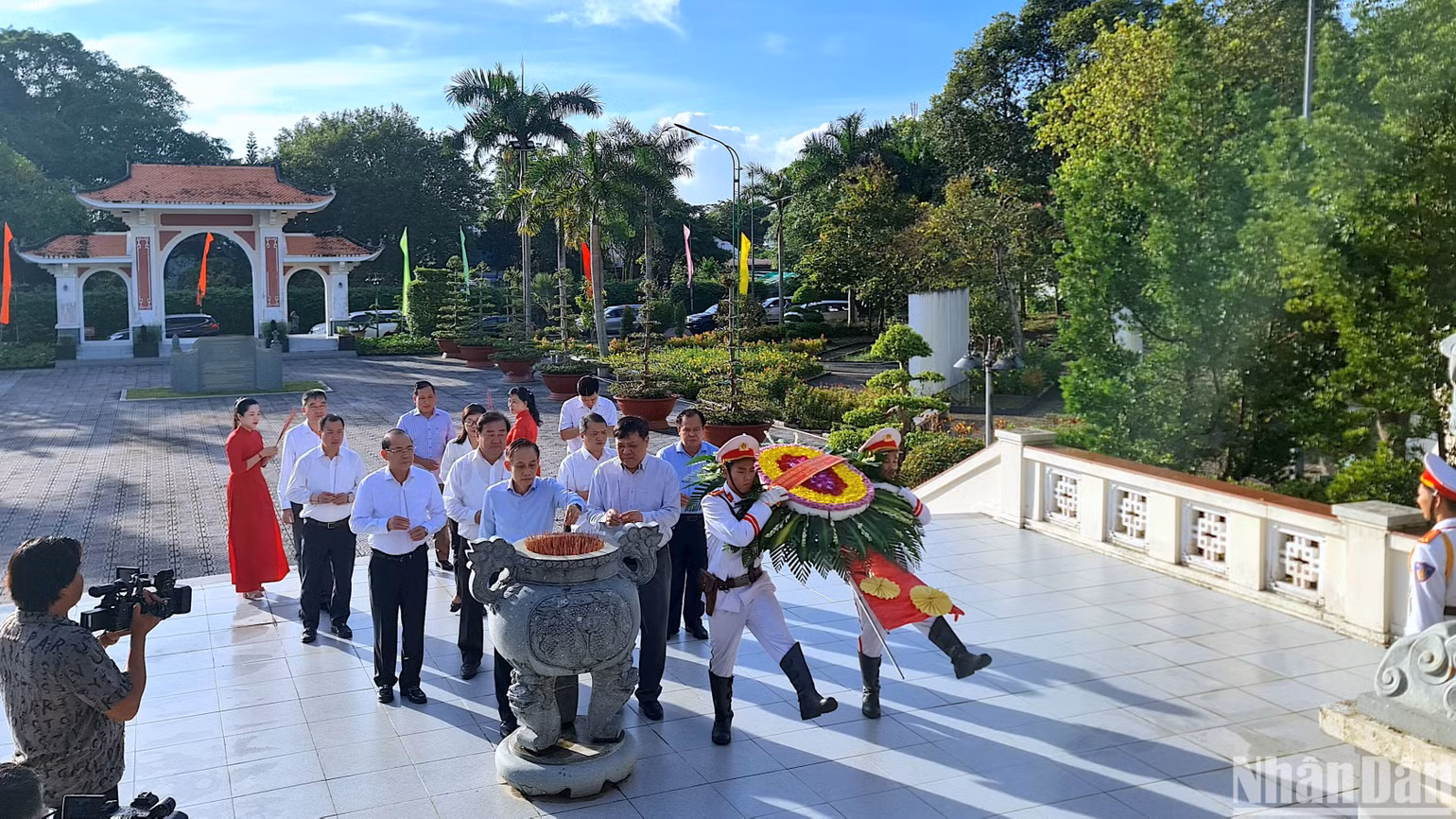 Đồng chí Lê Hoài Trung và lãnh đạo tỉnh Cà Mau dâng hoa, dâng hương tại khu tưởng niệm Chủ tịch Hồ Chí Minh (thành phố Cà Mau).
