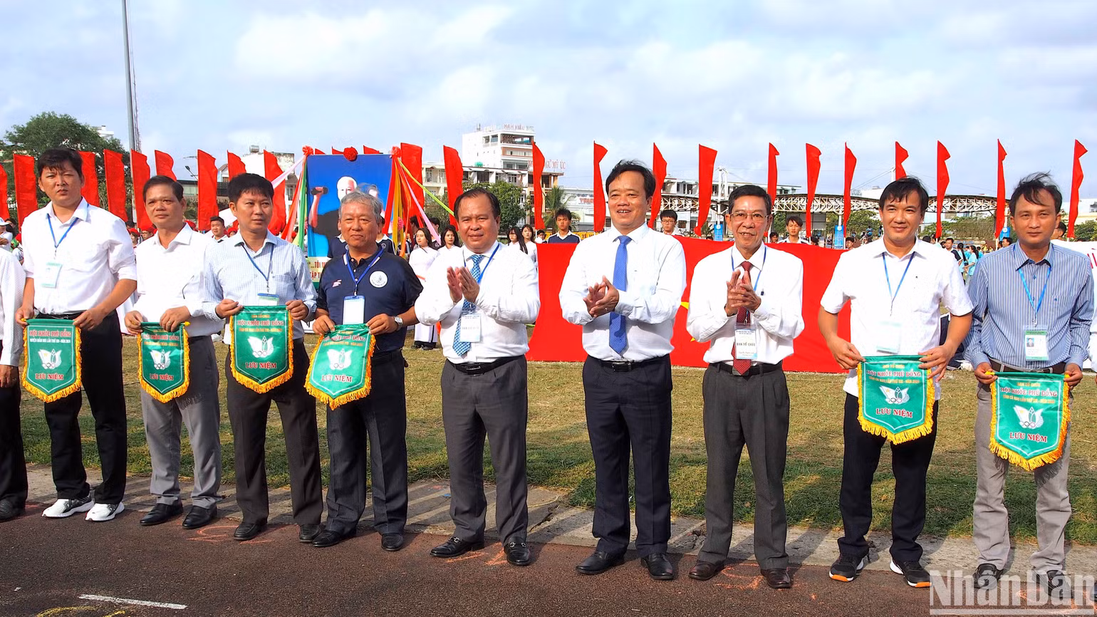 Ban tổ chức trao cờ luân lưu cho đại diện các đơn vị tham gia Hội khỏe Phù Đổng tỉnh Cà Mau lần thứ 13. Ban tổ chức trao cờ luân lưu cho đại diện các đơn vị tham gia Hội khỏe Phù Đổng tỉnh Cà Mau lần thứ 13.