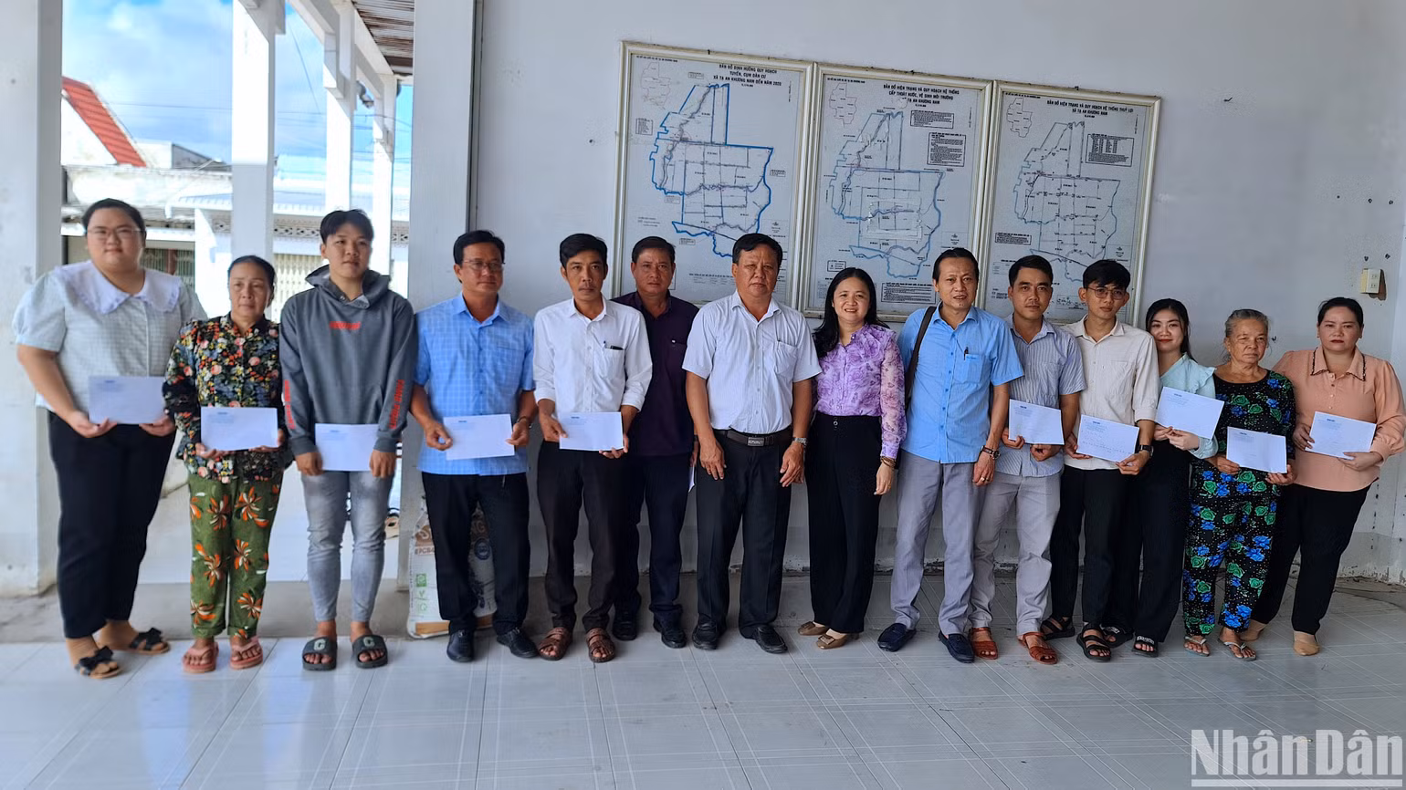 Đại diện Báo Nhân Dân tại Cà Mau trao 20 phần quà Tết cho hộ có hoàn cảnh khó khăn xã Tạ An Khương Nam (huyện Đầm Dơi, tỉnh Cà Mau). Đại diện Báo Nhân Dân tại Cà Mau trao 20 phần quà Tết cho hộ có hoàn cảnh khó khăn xã Tạ An Khương Nam (huyện Đầm Dơi, tỉnh Cà Mau).