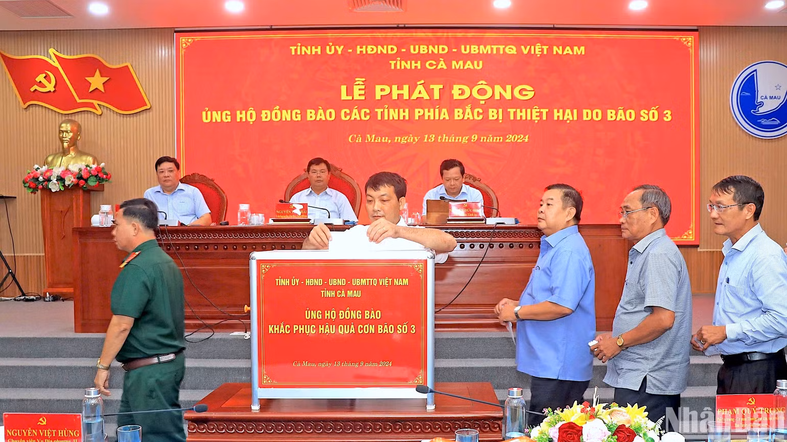 Cán bộ, công chức, viên chức... tỉnh Cà Mau thực hiện quyên góp sau ngay sau lời kêu gọi, phát động từ Ủy ban Mặt trận Tổ quốc Việt Nam tỉnh Cà Mau.