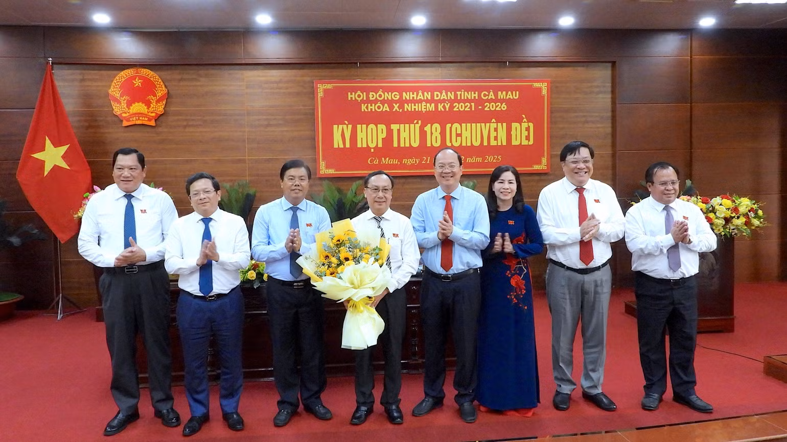 Lãnh đạo Tỉnh ủy, Hội đồng nhân dân, Ủy ban nhân dân tỉnh Cà Mau tặng hoa chúc mừng ông Phan Hoàng Vũ đảm nhận nhiệm vụ mới.