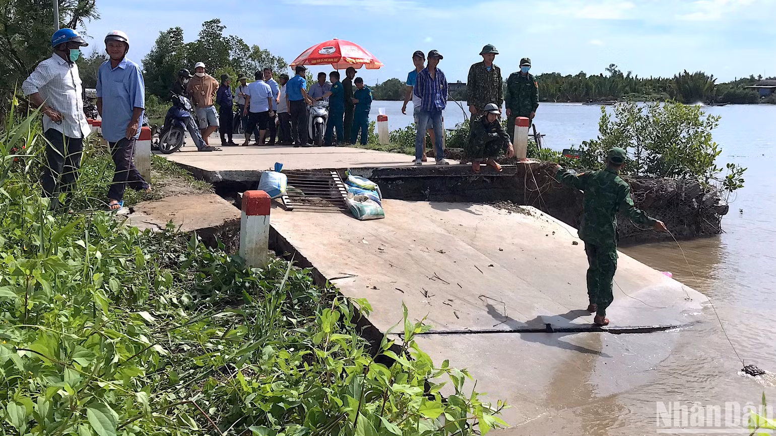 Liên tục xảy ra sạt lở đất ven sông khiến việc đi lại của người dân bị ảnh hưởng, xe 4 chỗ không thể di chuyển về trung tâm xã Nguyễn Huân.